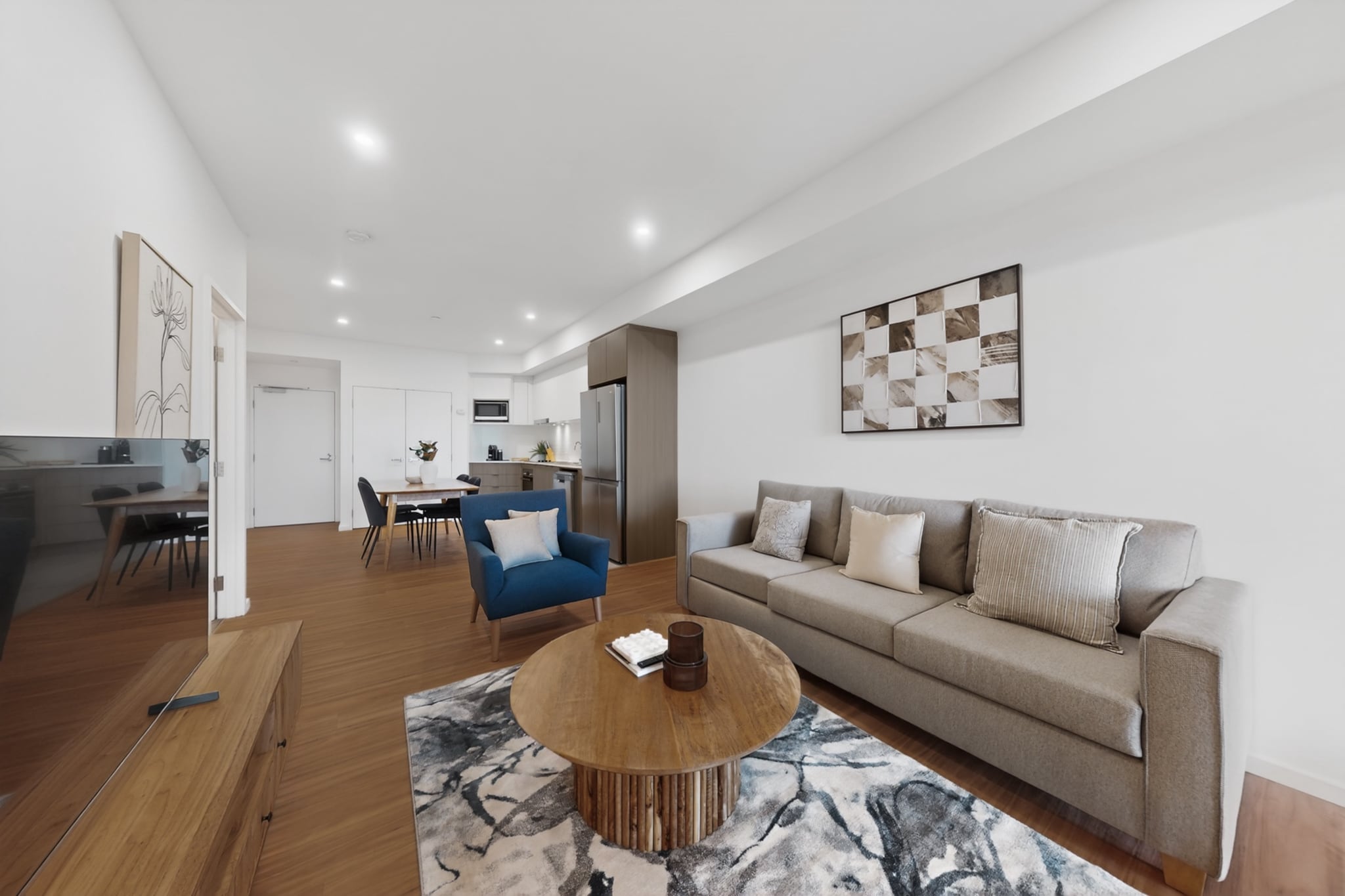 Bright Newly 2 Bed Apartment with Balcony Views