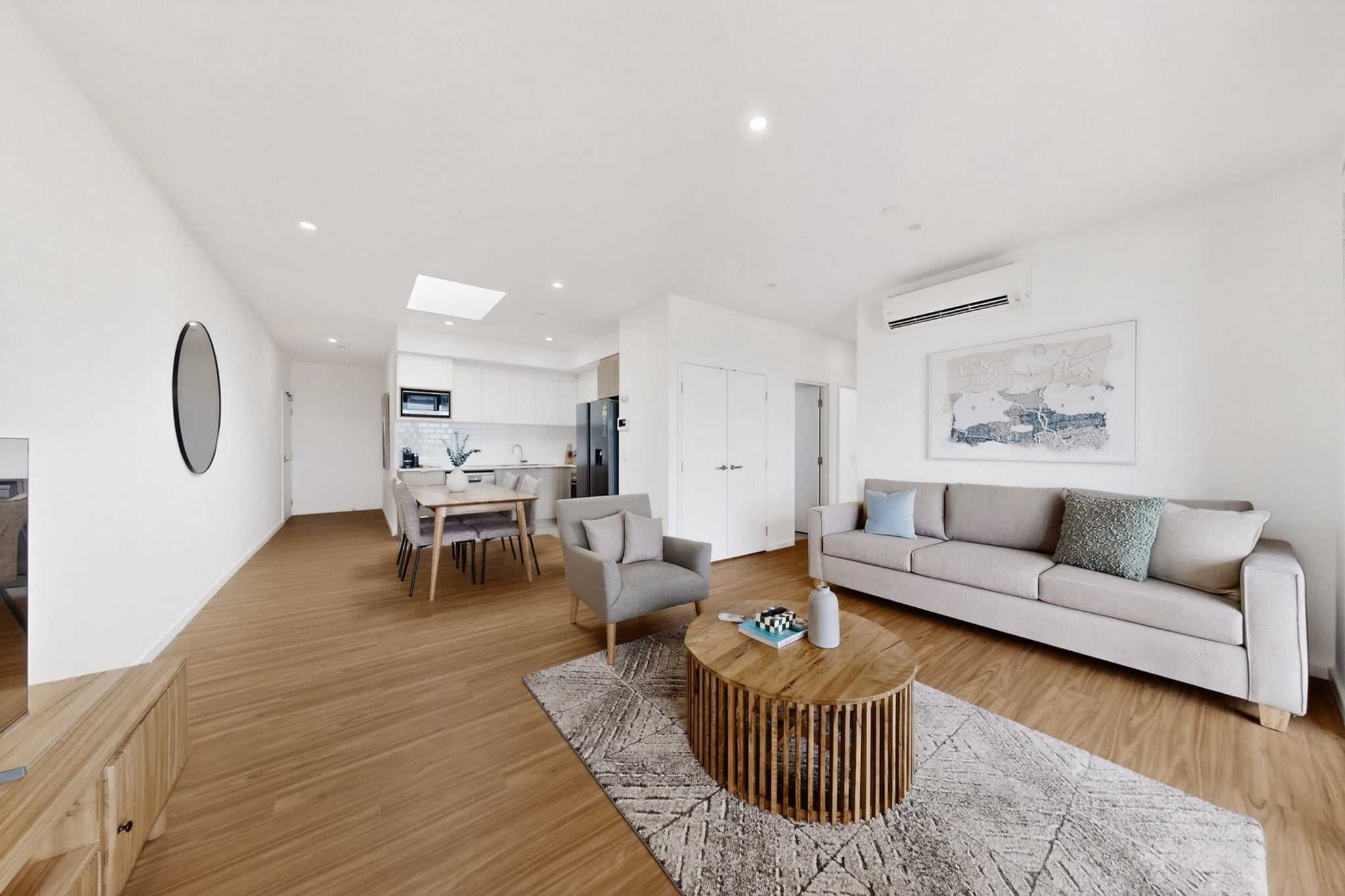 Bed Linen, Hot Water, Internet Access DSL, Wardrobe, Living room(TV, seating area), Kitchen(dining table, stove, electric kettle, toaster, coffee machine, oven, microwave, dishwasher, fridge, freezer), bedroom(Queen Bed), bedroom(Queen Bed), bathroom(tumble dryer, washing machine, iron, shampoo, body soap, Conditioner), bathroom, First Aid, heating, air conditioning, Towels/Sheets (Incl.), Essentials, dishes and cutlery, Cooking basics, Carbon monoxide detector, Long term stays allowed, Room-darkening shades, Shower gel, Town, Wine glasses