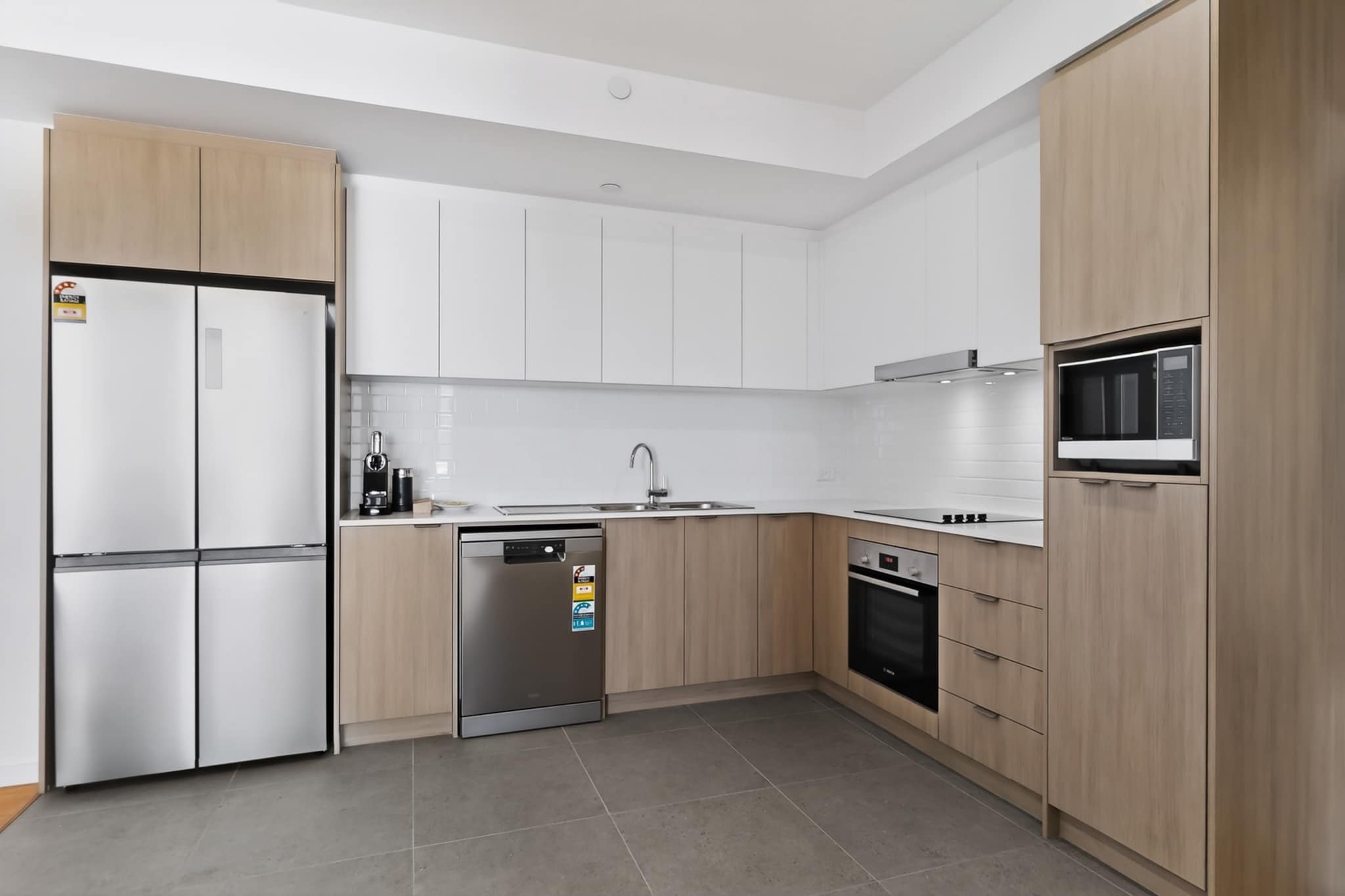 Bed Linen, Elevator, Hot Water, Internet Access DSL, Wardrobe, Living room(TV, seating area), Kitchen(dining table, stove, electric kettle, toaster, coffee machine, oven, microwave, dishwasher), bedroom(Queen Bed), bedroom(Queen Bed), bedroom(Queen Bed), bathroom(tumble dryer, washing machine, iron, hairdryer, Towels/Sheets (Incl.), shampoo, body soap), bathroom, First Aid, fridge, freezer, balcony or terrace, heating, air conditioning, Essentials, dishes and cutlery, Cooking basics, Carbon monoxide detector, Conditioner, Long term stays allowed, Room-darkening shades, Shower gel, Town, Wine glasses