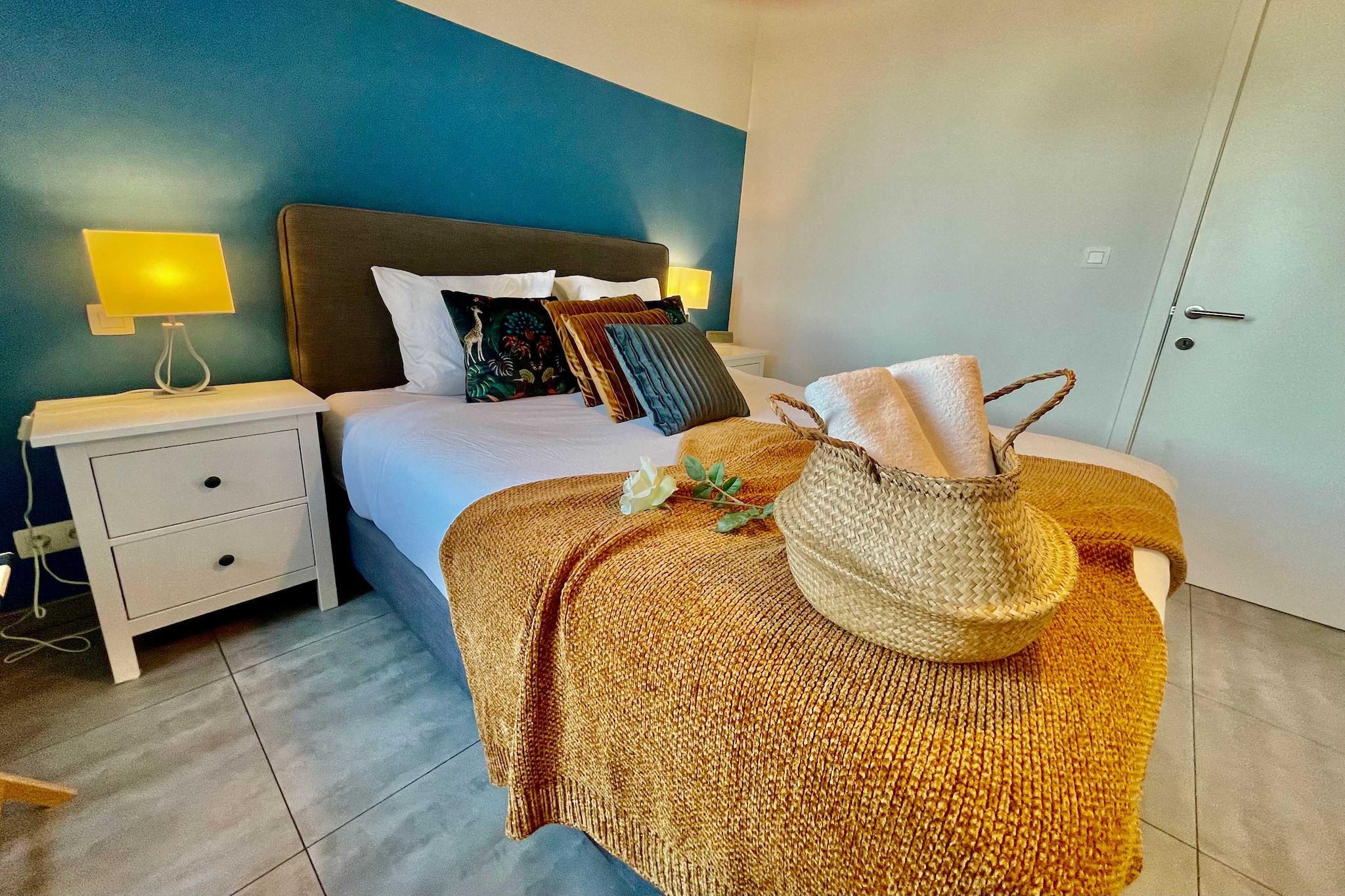 Bed Linen, Hot Water, Internet Access DSL, Wardrobe, open kitchen(electric kettle, coffee machine, oven, fridge-freezer, dishes and cutlery, Cooking basics, Coffee), Living/diningroom(single sofa bed, TV, dining table, seating area), bedroom(double bed), bathroom(shower, washbasin, toilet, hairdryer, shampoo, Conditioner, Shower gel), First Aid, Indoor play area, washing machine, heating, iron, parking (paying), Essentials, Dedicated workspace, Carbon monoxide detector, Cleaning products, Long term stays allowed