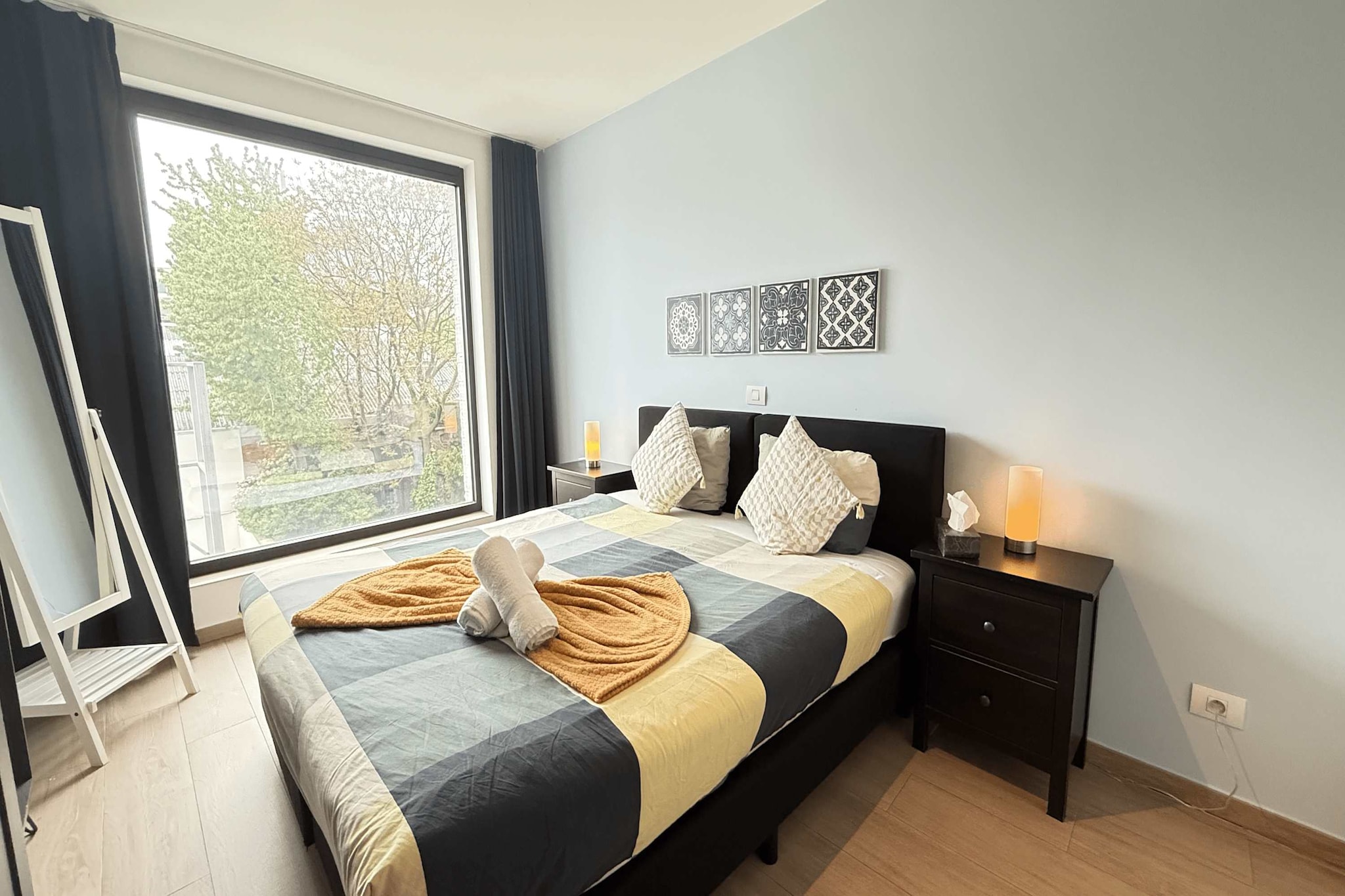 Bed Linen, Hot Water, Internet Access DSL, Wardrobe, Kitchen(electric kettle, coffee machine, oven, fridge-freezer, Cooking basics, Coffee), Living/diningroom(single sofa bed, TV(flatscreen), dining table, seating area), bedroom(double king size bed), bedroom(2x single bed), bedroom(2x single bed), bathroom(shower, washbasin, toilet, hairdryer, shampoo), bathroom(shower, washbasin, toilet, Conditioner, Shower gel), First Aid, washing machine, heating, iron, parking (paying), Essentials, Dedicated workspace, Carbon monoxide detector, Cleaning products, Long term stays allowed