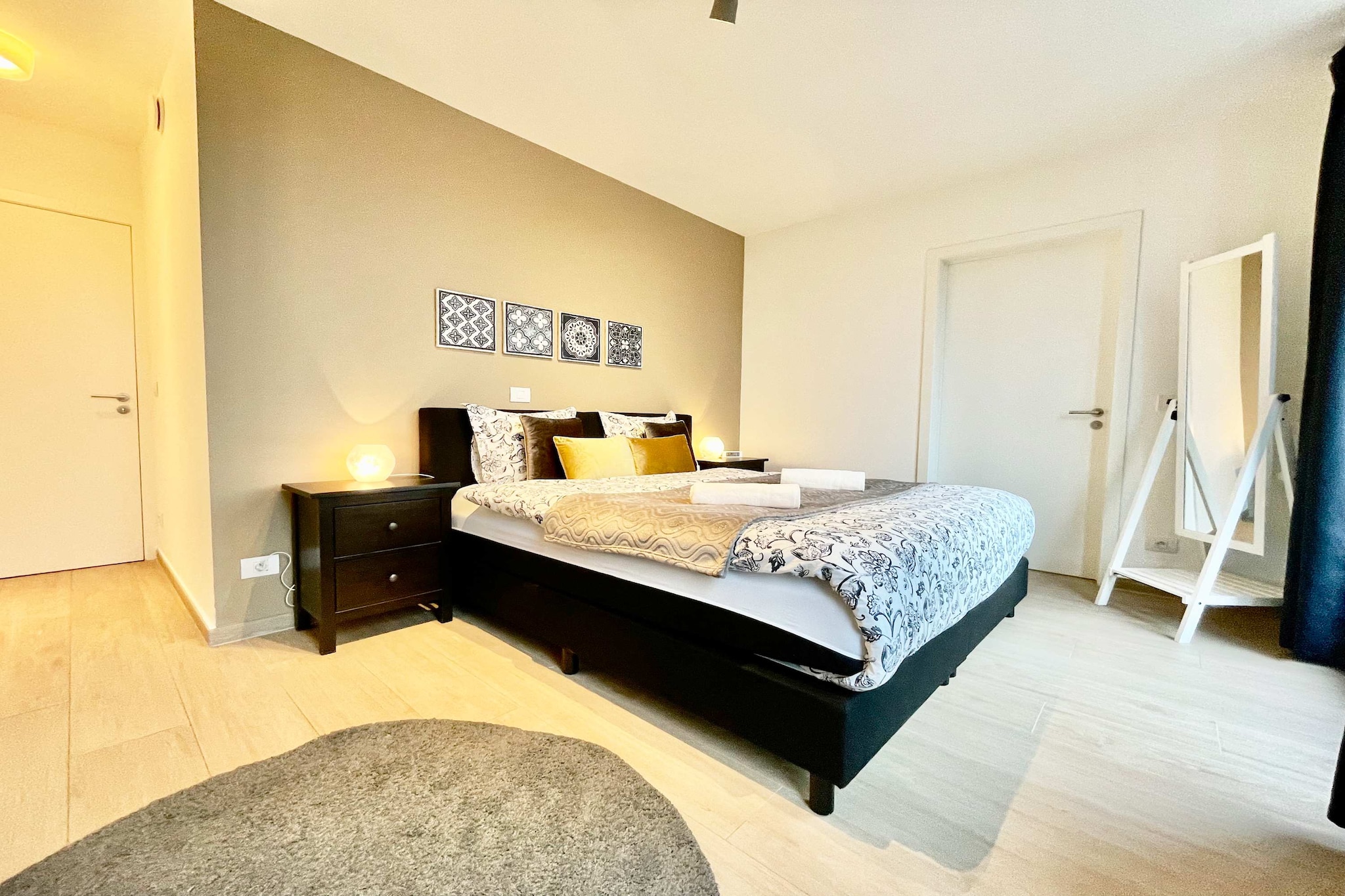 Bed Linen, Hot Water, Internet Access DSL, Wardrobe, Kitchen(electric kettle, coffee machine, oven, fridge-freezer, dishes and cutlery, Cooking basics, Coffee), Living/diningroom(single sofa bed, TV, dining table, seating area), bedroom(double king size bed), bedroom(bunk bed), bathroom(bath tub, washbasin, toilet, hairdryer, Shower gel), bathroom(bathtub or shower, washbasin, toilet, shampoo, Conditioner), First Aid, washing machine, heating, iron, parking (paying), Essentials, Dedicated workspace, Carbon monoxide detector, Cleaning products, Long term stays allowed