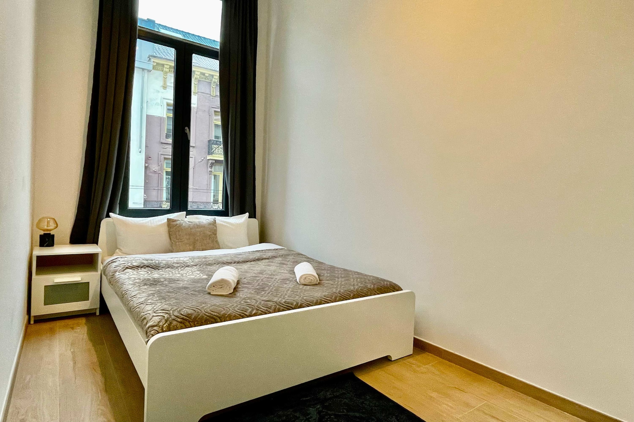 Bed Linen, Hot Water, Internet Access DSL, Wardrobe, Kitchen(electric kettle, coffee machine, oven, fridge-freezer, dishes and cutlery, Cooking basics, Coffee), Living/diningroom(TV, dining table, seating area), bedroom(double bed), bedroom(2x double bed), bathroom(bath tub, washbasin, toilet, hairdryer, shampoo, body soap, Conditioner, Shower gel), First Aid, washing machine, heating, iron, parking (paying), Essentials, Dedicated workspace, Carbon monoxide detector, Cleaning products, Long term stays allowed