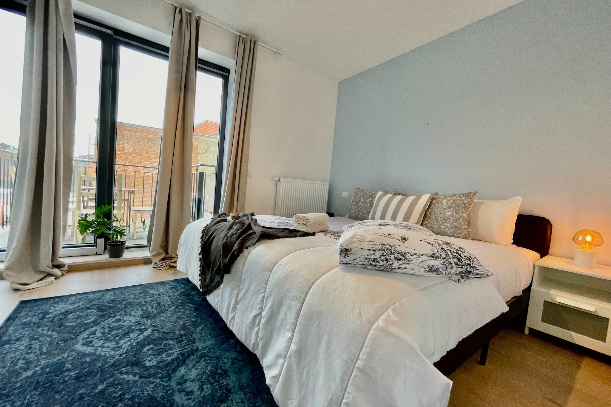 Bed Linen, Hot Water, Internet Access DSL, Wardrobe, Kitchen(single sofa bed, electric kettle, coffee machine, oven, fridge-freezer, dishes and cutlery, Cooking basics, Coffee), Living/diningroom(TV, dining table, seating area), bedroom(2x single bed), bathroom(shower, washbasin, toilet, hairdryer, shampoo, body soap, Conditioner, Shower gel), First Aid, washing machine, heating, iron, parking (paying), Essentials, Dedicated workspace, Carbon monoxide detector, Cleaning products, Long term stays allowed