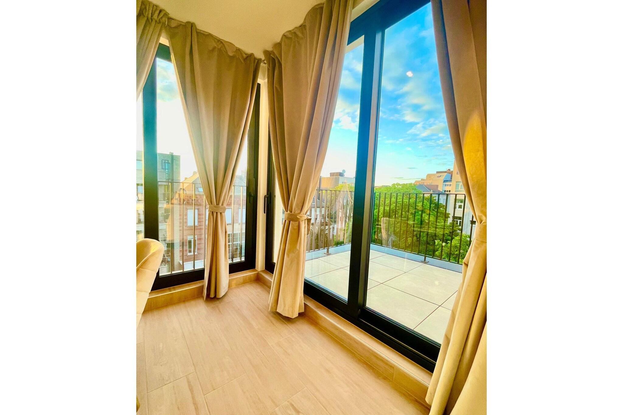 Bed Linen, Hot Water, Internet Access DSL, Wardrobe, Living room(TV(smart TV), seating area), Kitchen(dining table, electric kettle, coffee machine, oven, fridge, freezer, dishes and cutlery, Cooking basics, Coffee), bedroom(double king size bed), bedroom(single bed, single bed), bathroom(shower, washbasin, toilet, hairdryer, shampoo, body soap, hot water, Conditioner, Shower gel), First Aid, TV, washing machine, heating, iron, hairdryer, parking (paying), shampoo, body soap, Essentials, Dedicated workspace, Carbon monoxide detector, Cleaning products, Conditioner, Long term stays allowed, Shower gel