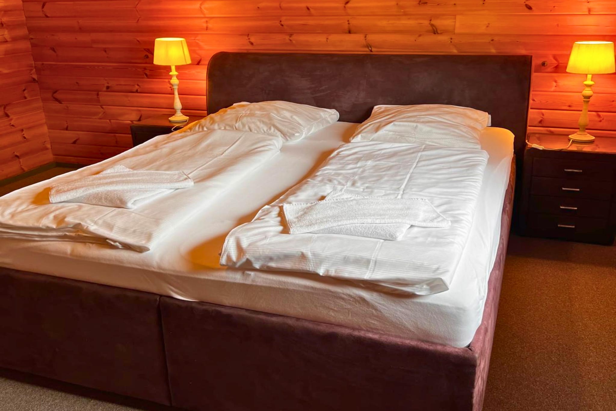 Ground floor: (Living room(single sofa bed, TV, seating area), open kitchen(dining table, electric kettle, toaster, cooker, coffee machine, oven, microwave, dishwasher, fridge), bedroom(double bed), bedroom(double bed), bathroom(shower, washbasin, toilet, hairdryer), balcony or terrace)\n\nhallway, fitness room, shared room, sauna, pantry, conservatory/veranda, solarium, infrared sauna, garden furniture, parking, tennis court, table tennis table, lounge set, Sunscreen