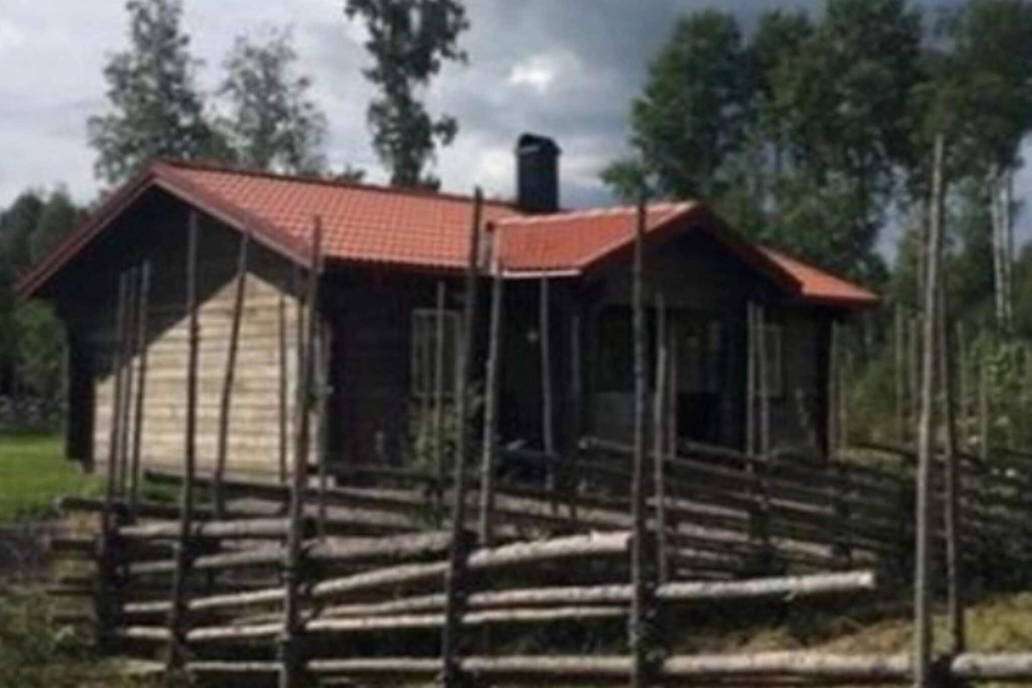 Welcome to a fresh and cozy cottage in Gesunda, located only about 200 meters from Lake Siljan. The cottage was built in 2016 and offers modern and comfortable accommodation with an open plan that creates space and light between the kitchen, living room and dining area. In the living room there is a practical sofa bed that easily converts into a spacious 160 cm wide bed for a good night's sleep. By the kitchen area there is a patio door that leads out to the yard. On the entrance side there is also a patio where you can enjoy quiet mornings or nice summer evenings. If the evening is chilly, light a fire in the stove. The cottage has two bedrooms - one with two single beds and one with a bunk bed where the lower bed is 120 cm wide. The fully tiled bathroom is modern and equipped with a shower. Here there are excellent opportunities for an active holiday. A trip up Gesunda mountain via Buudrundan is a challenging and popular hike of approximately 6.7 km, with fantastic views of Lake Siljan as a reward. For those who want to discover more, there are also other trails in the area, such as Skogsstigen, Toppstigen and several shorter walking trails that are suitable for the whole family. For swimming and relaxation, Siljan is just a stone's throw away, with several nice swimming spots to choose from. Also take the opportunity to explore the charming local area with its nature and culture. As a guest, you are responsible for final cleaning upon departure and for bringing your own sheets and towels. Welcome!