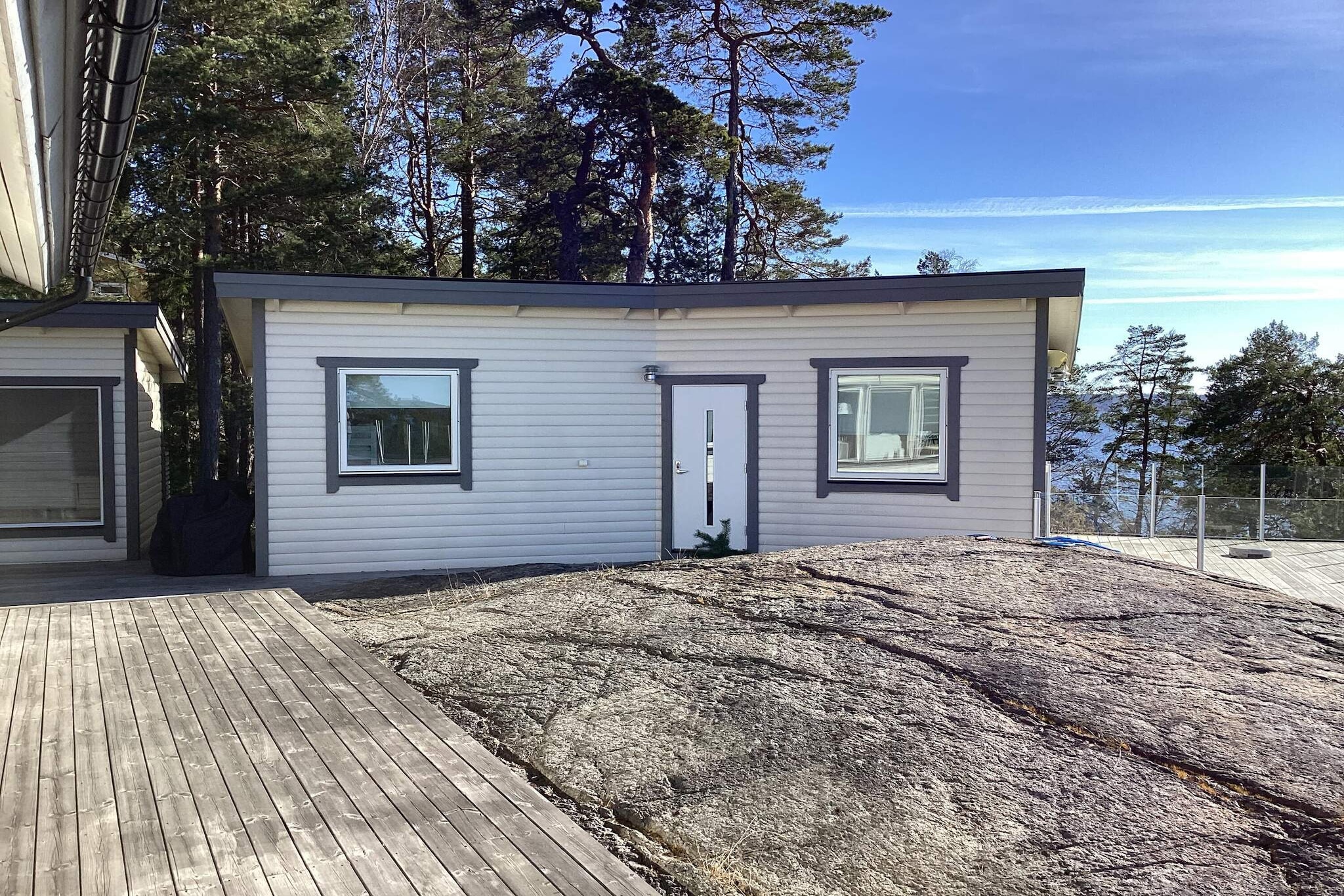 Internet Access DSL, Living room, Kitchen(stove(induction), oven, microwave, dishwasher, fridge-freezer), bedroom(double bed), bedroom(2x bunk bed), bedroom, bathroom(washbasin, shower, toilet), sauna(outside, 6 persons), balcony, heating(electric), garden furniture, parking, air to air heatpump