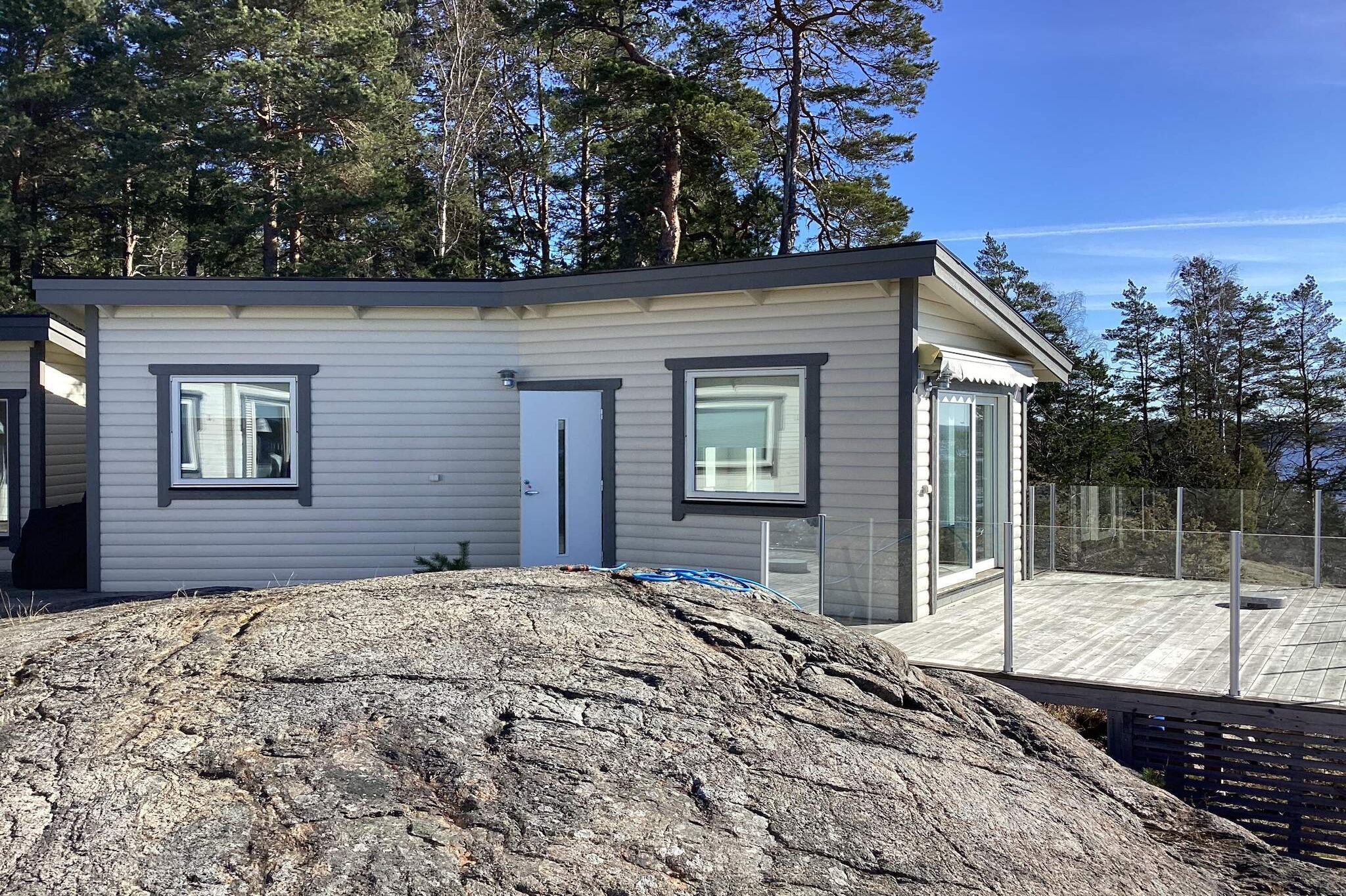 Welcome to a nice and well-kept house with a magical view of Torsbyfjärden! The house was built in 2022 and consists of two bedrooms, one with a double bed and one with a bunk bed. There is a sliding door between the bedrooms. A fully tiled bathroom with toilet, shower and sink. The kitchen has an open plan with the living room. The cottage has an air heat pump, please turn it off when you are away from home to save on electricity. There are large glass panels facing the balcony and the magical view, pull them away and have a morning coffee, or go down the stairs to your own jetty and take a morning swim. You share the plot with the owners, their house is close but the patios face in different directions. The balcony has glass railings, so there is nothing that obscures the view of the rocks or the water. The balcony has outdoor furniture and an outdoor kitchen. Next to the house is the sauna house that you have at your disposal, it can accommodate six people, it also has a sea view. At the back of the sauna house there is an outdoor shower. Just a ten-minute walk from the house is a large swimming area with a sandy beach, piers and a playground. The area has nice gravel roads for walks and you are welcome to bring your bikes. There is plenty of forest with mushrooms and berries that have nice hikes. A ten-minute drive from the house is Siggesta farm, with animals, mini golf, soccer golf, and an adventure course for children in the forest. They have a good restaurant, coffee shop and ice cream kiosk. There is a lot to experience on Värmdö, which comes alive in the summer due to its proximity to water everywhere. Take a trip to Gustavsberg and shop, take an archipelago boat from Stavsnäs to Sandhamn or other islands in the archipelago or why not into Stockholm, all are nice archipelago trips.