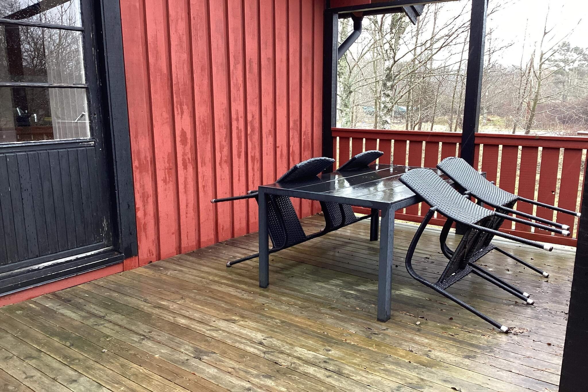 Annex: (double bed)\n\nAnnex: (double bed, stove(induction), fridge)\n\nKitchen(cooker(electric), coffee machine, oven, microwave), Living/bed room(TV), bedroom(2x single bed), bedroom(2x bunk bed), bathroom(washbasin, shower, toilet), heating(electric), parking