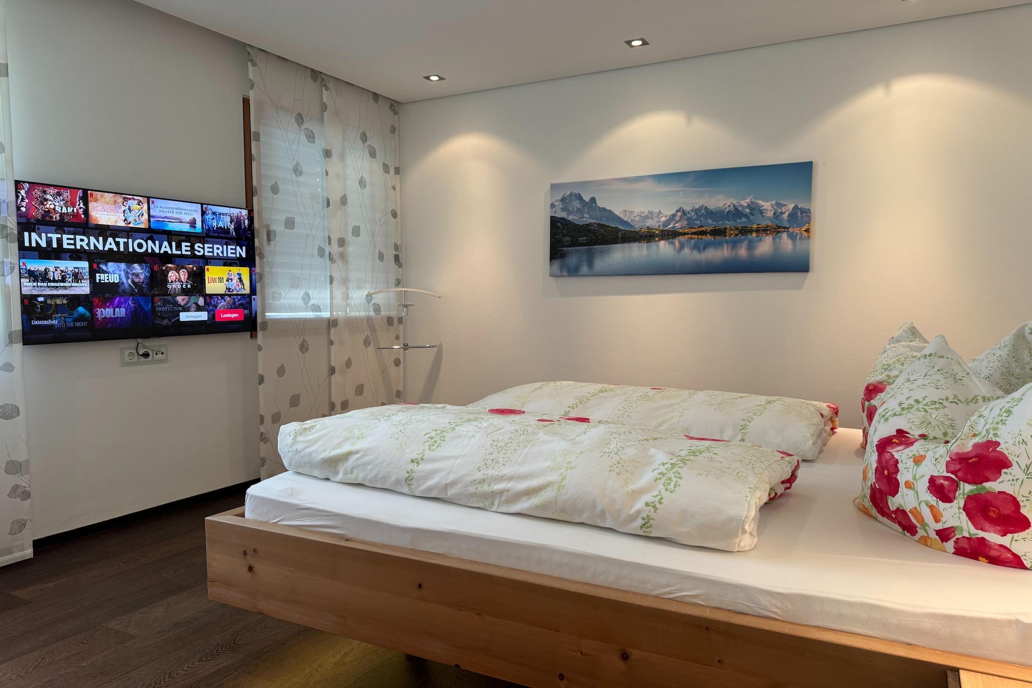 Ground floor: (Entrance, bedroom(double bed(160 x 200 cm), double sofa bed, TV), bathroom(shower, toilet, hairdryer))\n\nOn the 1st floor: (Living room(TV(satellite), seating area), Kitchen(electric kettle, toaster, cooker(4 ring stoves, ceramic), coffee machine(cups), oven, microwave, dishwasher, fridge, freezer), bedroom(double bed, TV(satellite)), bathroom(shower, infrared sauna, sauna, toilet), toilet)\n\ngarage, garage, Parking, garden furniture, sun loungers, BBQ, swimming pool(private, outside), table football, lounge set