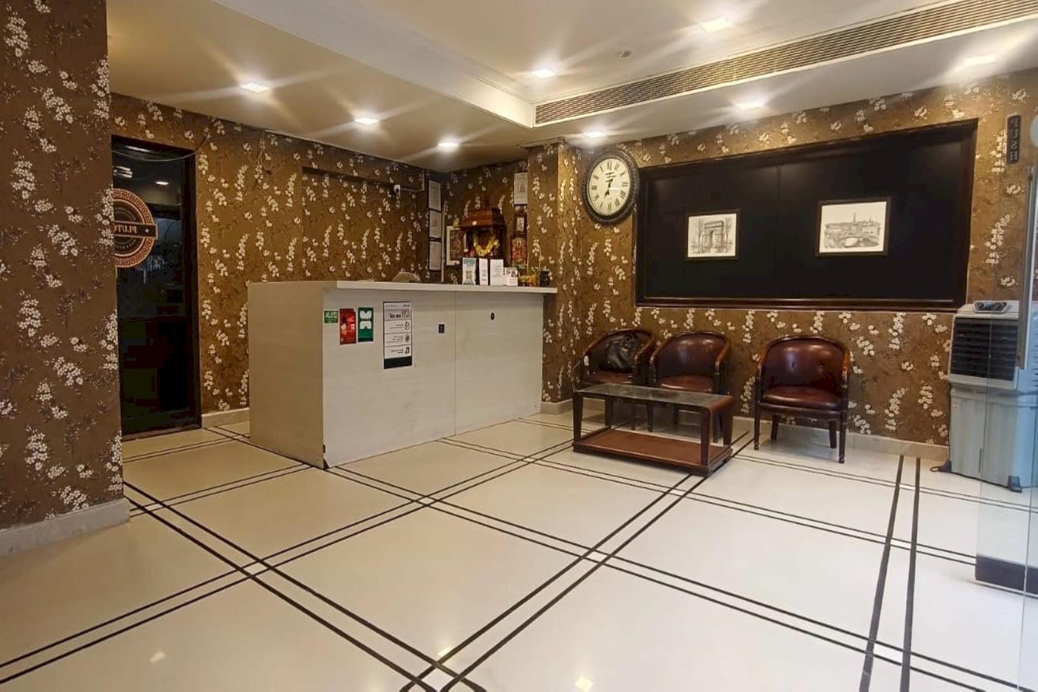Ground floor: (bedroom(double bed, TV, seating area, air conditioning, Towels incl., telephone), bathroom(bathtub or shower, shower, washbasin, toilet, shampoo, body soap, hot water), lift)