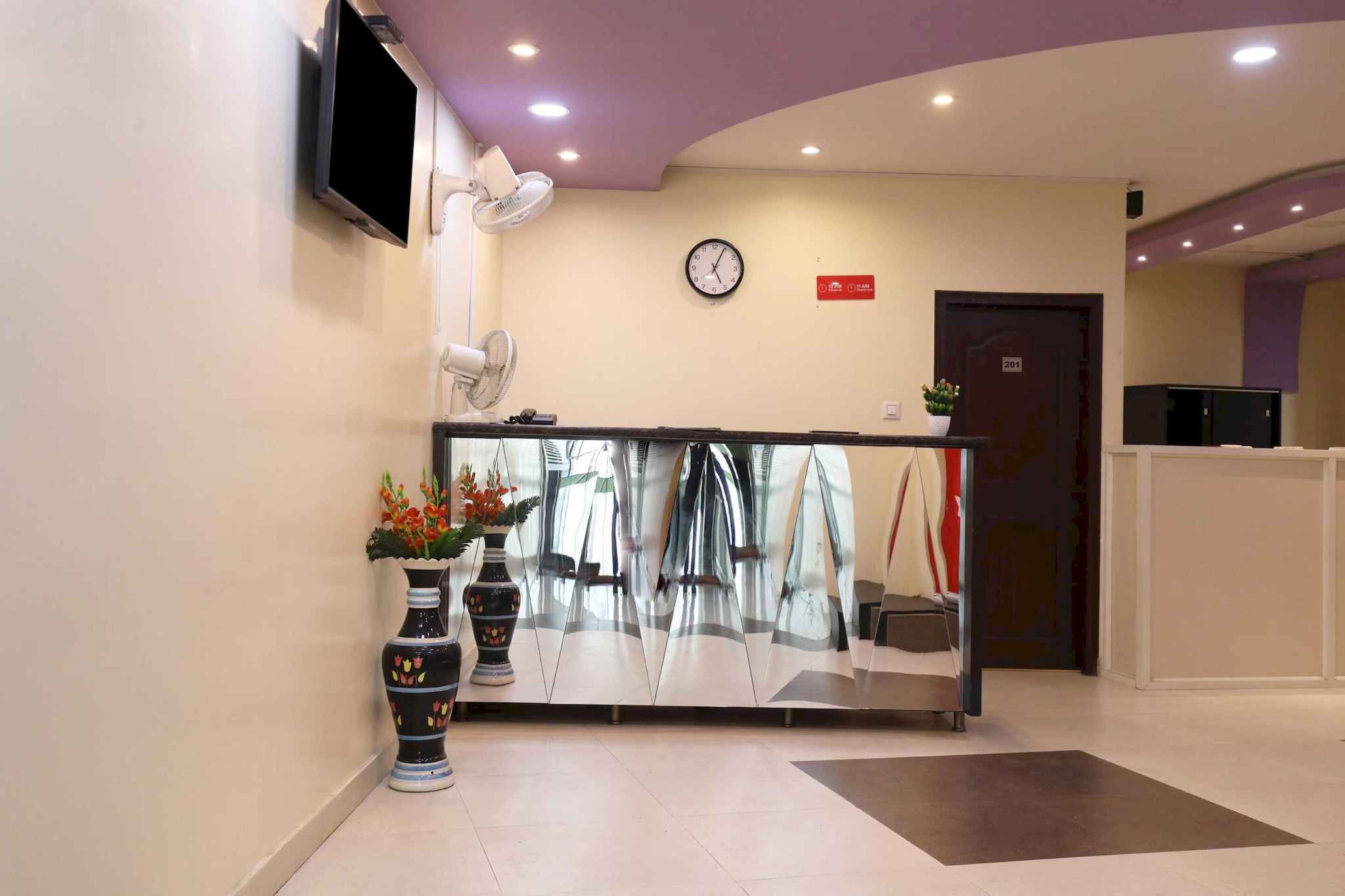 Ground floor: (bedroom(double bed, TV, seating area, air conditioning, Towels incl., telephone), bathroom(bathtub or shower, shower, washbasin, toilet, shampoo, body soap, hot water), lift)