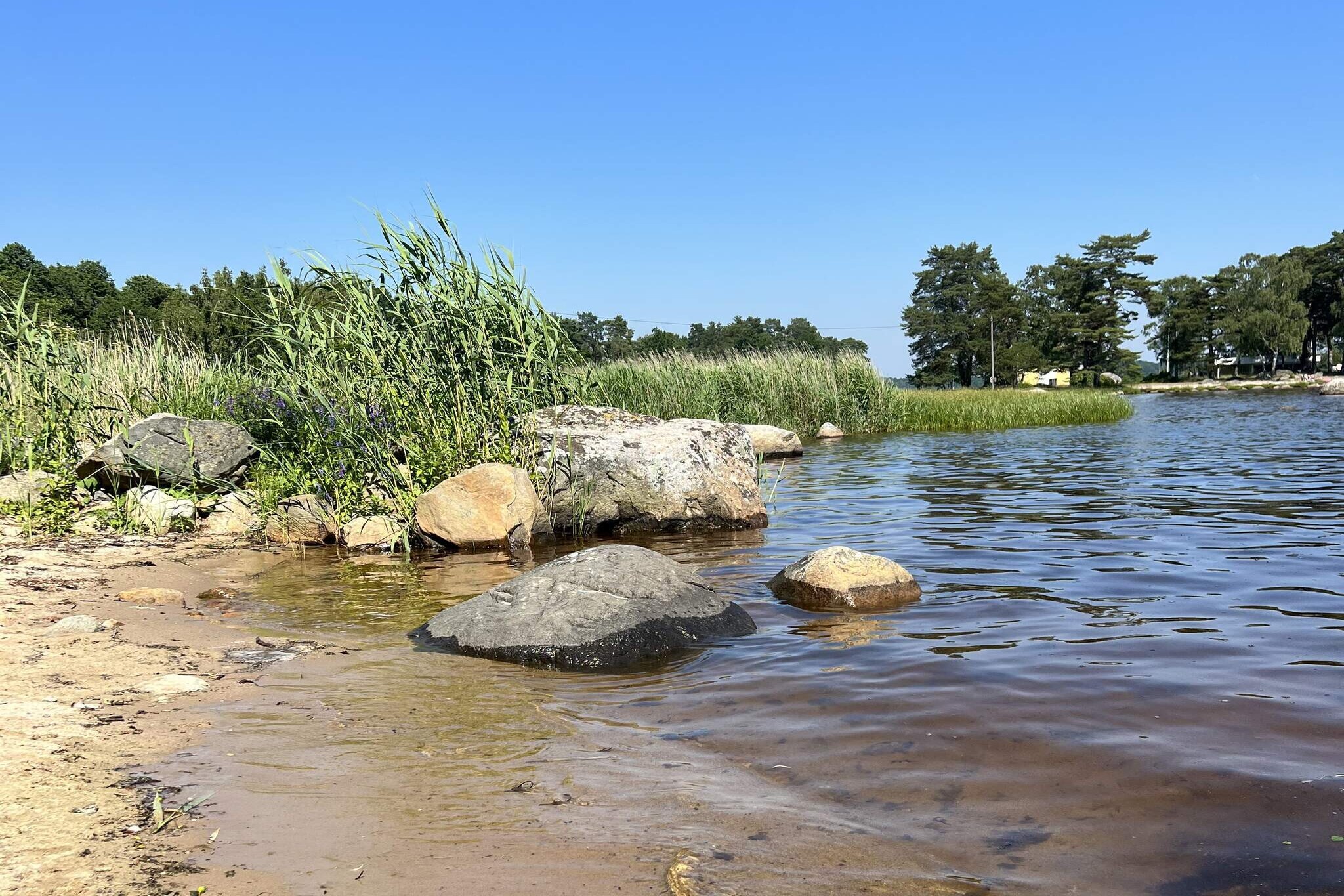 Welcome to a fully equipped and modern summer house with a sea view. Here you live just 100 meters from a child-friendly beach. With nature on your doorstep and a nice patio along the watercourse at the back of the house where the sound of babbling water is pure relaxation during all summer days. The house's open plan with high ceilings gives a spacious feeling in the combined kitchen and living room. The kitchen is perfect for self-catering and has seating both at the table with bar stools and on the corner sofa in front of the wood-burning stove and TV with Chromecast. A bedroom with a double bed that has a patio door directly onto the terrace. The second bedroom has two single beds. Bathroom with shower, toilet and sink. The guesthouse on the plot has two more single beds to use. On the large patio that is furnished with outdoor furniture, sun loungers and a barbecue, it is perfect to enjoy wonderful summer days with family and friends. The location midway between Karlshamn and Sölvesborg makes this accommodation the ideal starting point for day trips in the area. With daily boat traffic from several different ports, the archipelago can be discovered. All of Listerlandet's white sandy beaches with clear water invite swimming and relaxation. If you want to fish for salmon, you can't miss Mörrum with the Mörrumsån River. "Kreativum", a discovery center for all ages, is recommended for a visit. Shopping in the small town idyll of Sölvesborg and nice restaurants in picturesque fishing villages such as Hällevik and Nogersund.
