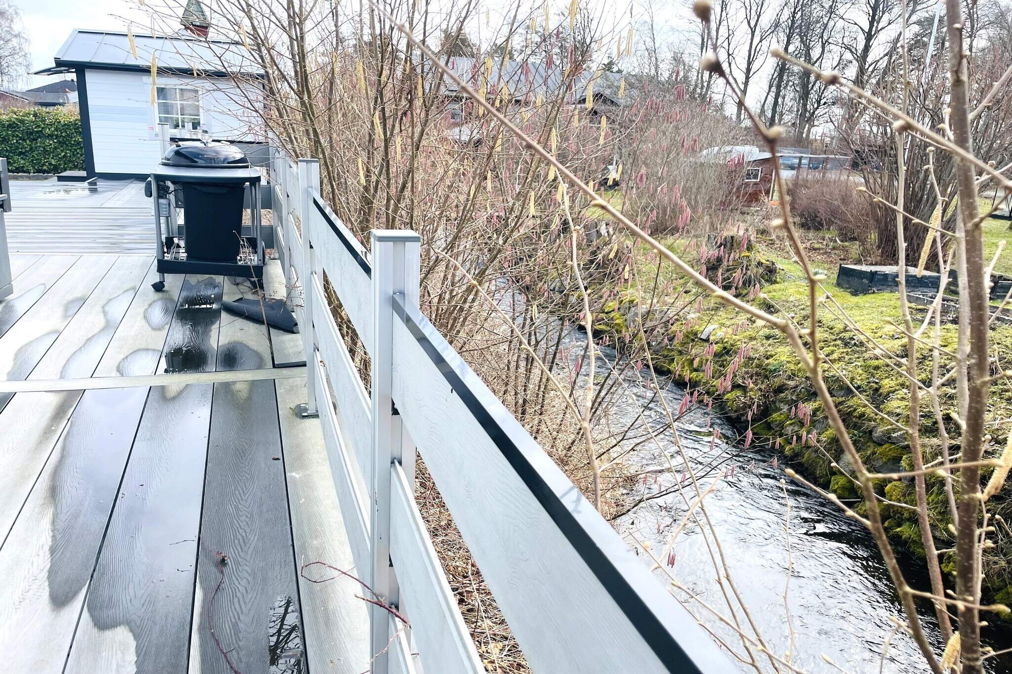 Annex: (2x single bed)\n\nInternet Access DSL, Living room(TV, chromecast), Kitchen(cooker(electric), coffee machine, microwave, dishwasher, fridge-freezer, washing machine), bedroom(2x single bed), bedroom(double bed), bathroom(washbasin, shower, toilet), heating(electric), terrace, garden, garden furniture, parking, deckchairs