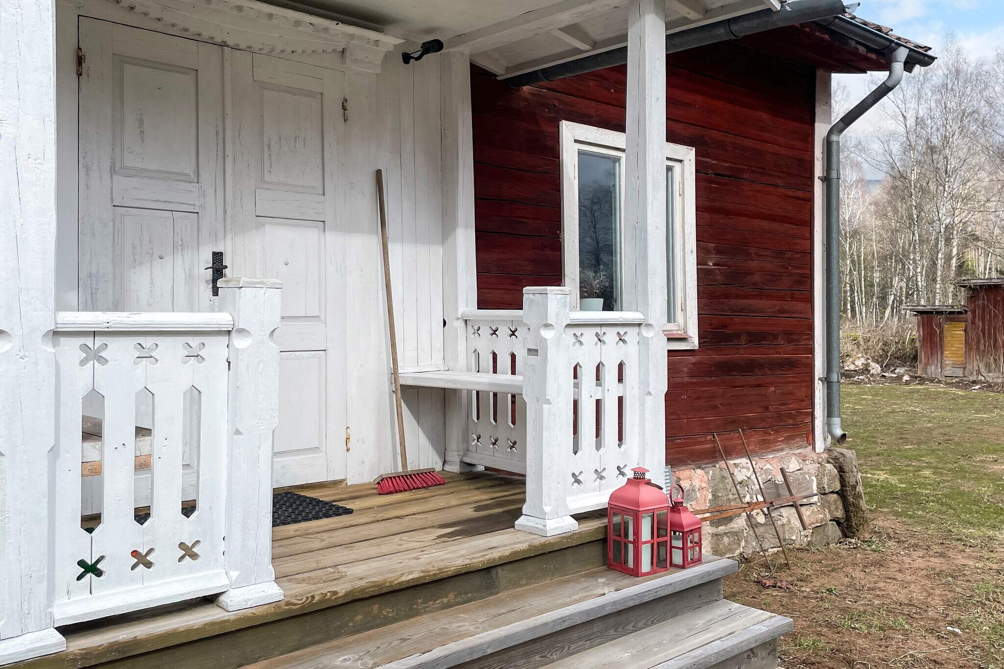Internet Access DSL, Kitchen(cooker(electric), coffee machine, microwave, fridge-freezer, water from well), Living/bed room(TV(swedish TV channels), chromecast), bedroom(double bed), bathroom(washbasin, shower, toilet), heating(electric), garden, garden furniture, parking