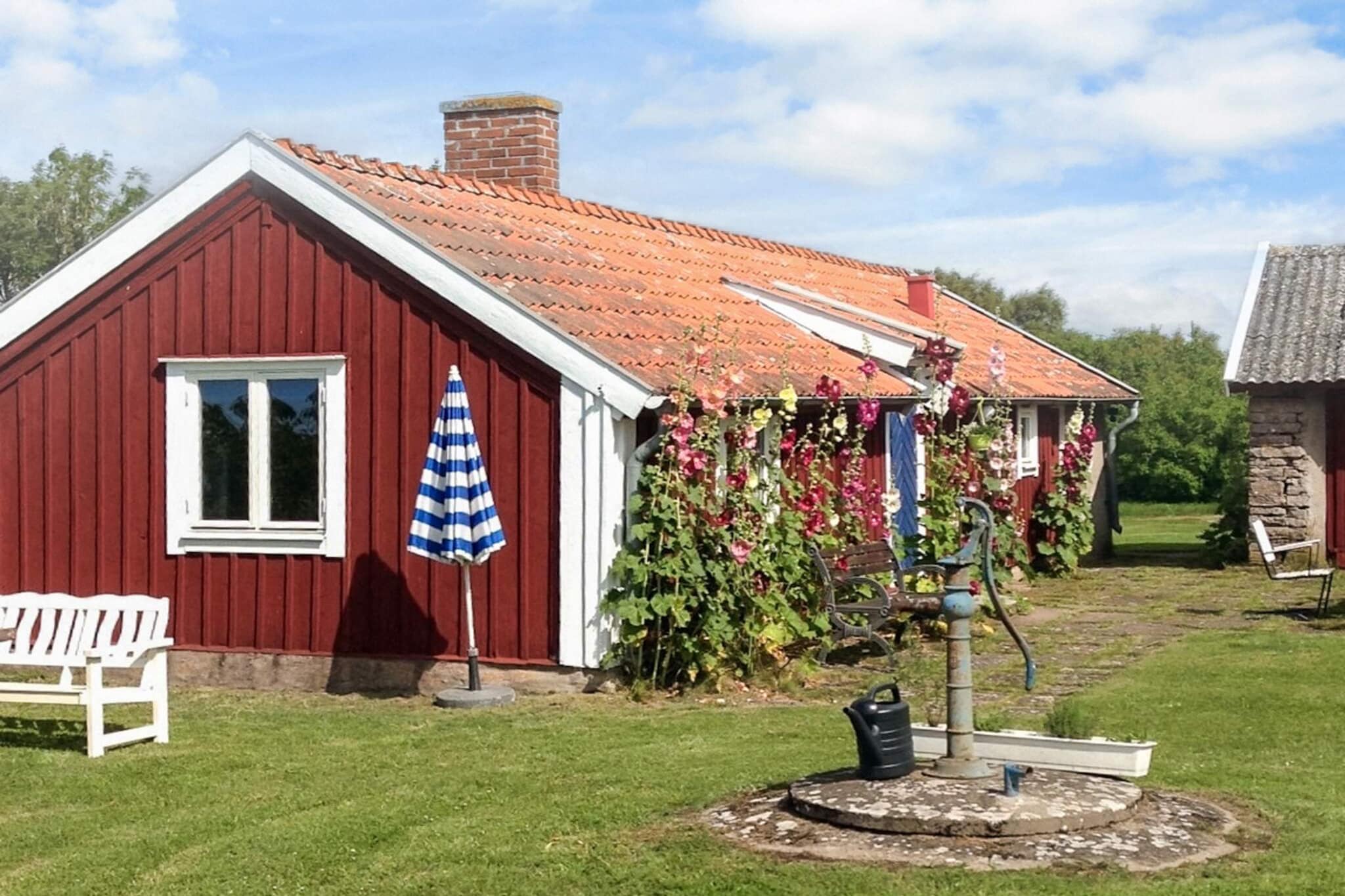 Welcome to a charming and holiday home in picturesque Vickleby – one of Öland's most genuine and scenic villages, right on the edge of the beautiful Öland "Great Alvaret". Here you live in a cozy house that invites you to relax and spend wonderful vacation days. Enjoy two lovely patios with outdoor furniture – perfect for lazy breakfasts in the morning sun or warm evenings under the open sky. Indoors you are greeted by a large and bright living room with a sofa group, where the sofa can easily be made out into a comfortable double bed. The nice kitchen is fully equipped with everything you may need, a dishwasher and a nice dining area. In the cozy bedroom there is a comfortable double bed. The location is great – with approximately equal distances to both Färjestaden and Mörbylånga, you are close to services, restaurants and excursion destinations. At the same time, you live in the middle of a vibrant cultural village. In Vickleby there is one of Öland's best preserved rows of windmills - a total of six, three of which can be seen directly from the house. A stone's throw away is the historic Capellagården, founded by Carl Malmsten. Here you can stroll through beautiful gardens with roses, fruit trees and herbs, visit exhibitions, shop in the garden shop or sit down in the summer café where food is also served. On some evenings, a "cultural pub" is arranged which is usually appreciated. For good food in a pleasant environment, Bo Pensionat is also recommended right nearby. Enjoy living near the unique "Öländska Alvaret", known for its rich flora and exciting birdlife. For a refreshing swim and beach life, the nearest bathing areas are in Haga Park and Eriksöre. This is simply the perfect accommodation for those of you looking for nature, culture and genuine Öland charm - Warm welcome!