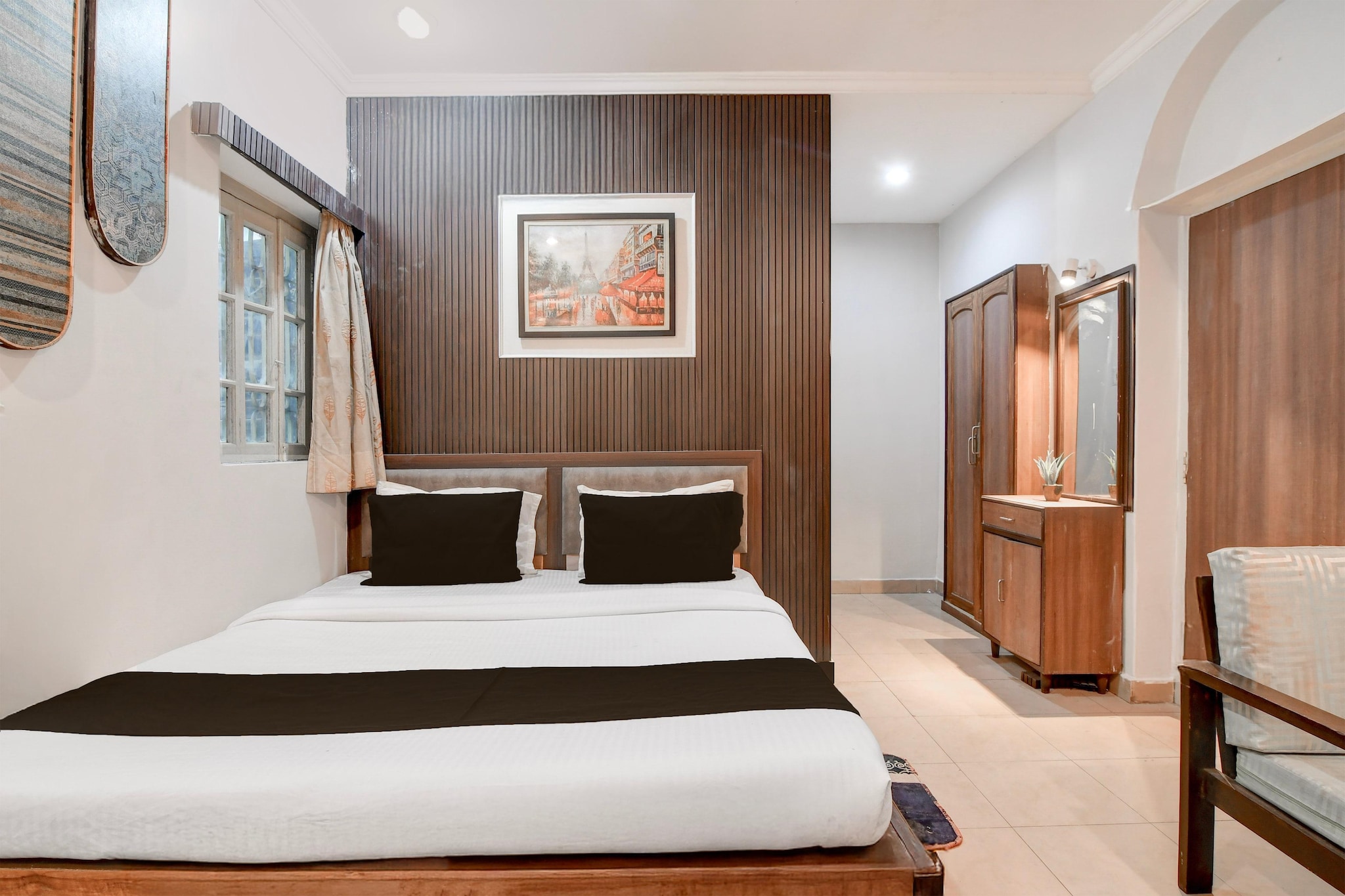 Ground floor: (bedroom(double bed, TV, seating area, air conditioning, telephone), bathroom(bathtub or shower, shower, washbasin, toilet, Towels incl., shampoo, body soap, hot water))