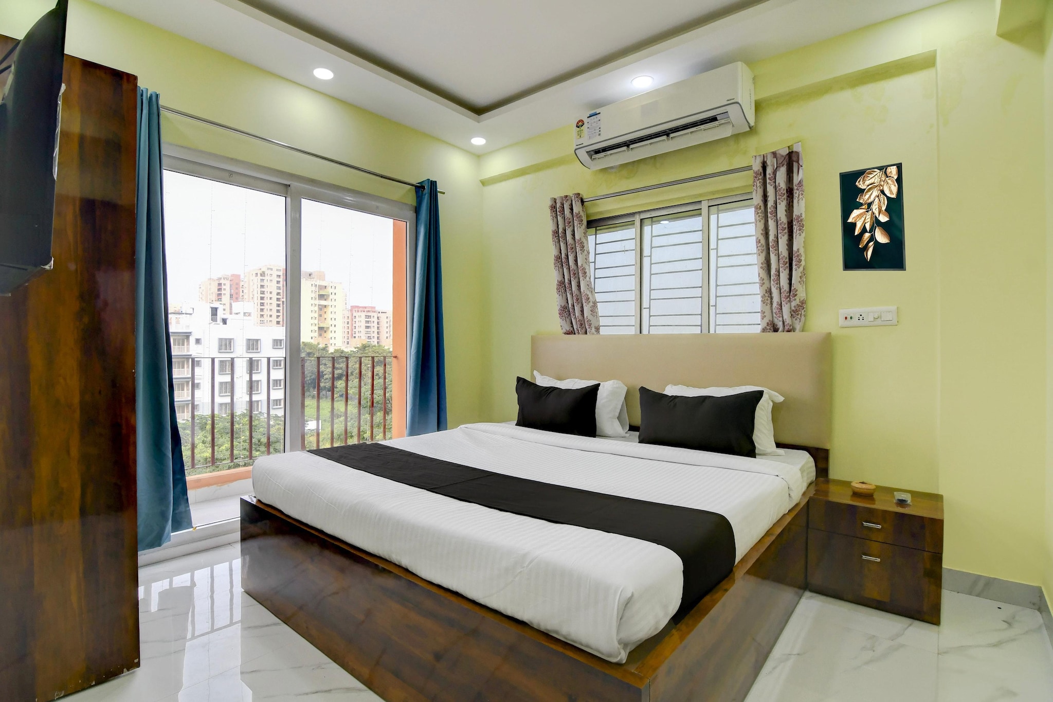 Enjoy a comfortable and hassle-free experience at our thoughtfully designed property. Each room is equipped with modern amenities, cozy bedding, and elegant decor to make you feel right at home. Located conveniently with easy access to public transport and major attractions, it's perfect for both business and leisure travelers. Cleanliness and guest comfort are our top priorities, and our team is available 24/7 to assist you throughout your stay.
Unmarried couples are warmly welcome at this property.
Guests with local ID proof are warmly welcome.
Early Check-In Policy: A full day’s room rate will be charged for check-ins before 6:00 AM. Complimentary early check-in is available between 6:00 AM and 10:00 AM, subject to room availability.
Check-in is only available to guests aged 18 and above. Please provide a government-issued ID to confirm your age.