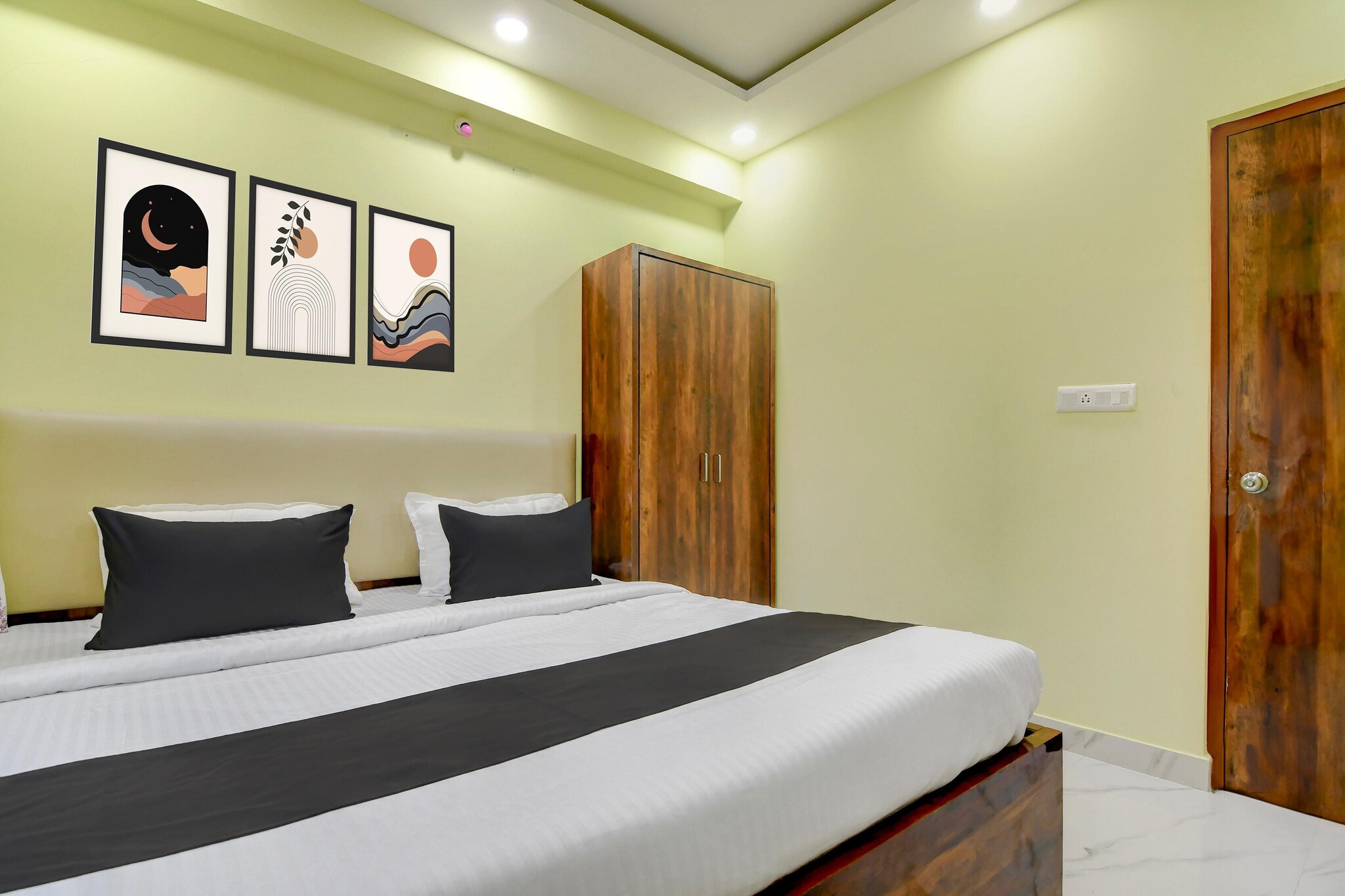 Ground floor: (bedroom(double bed, TV, seating area, air conditioning, telephone), bathroom(bathtub or shower, shower, washbasin, toilet, Towels incl., shampoo, body soap, hot water))