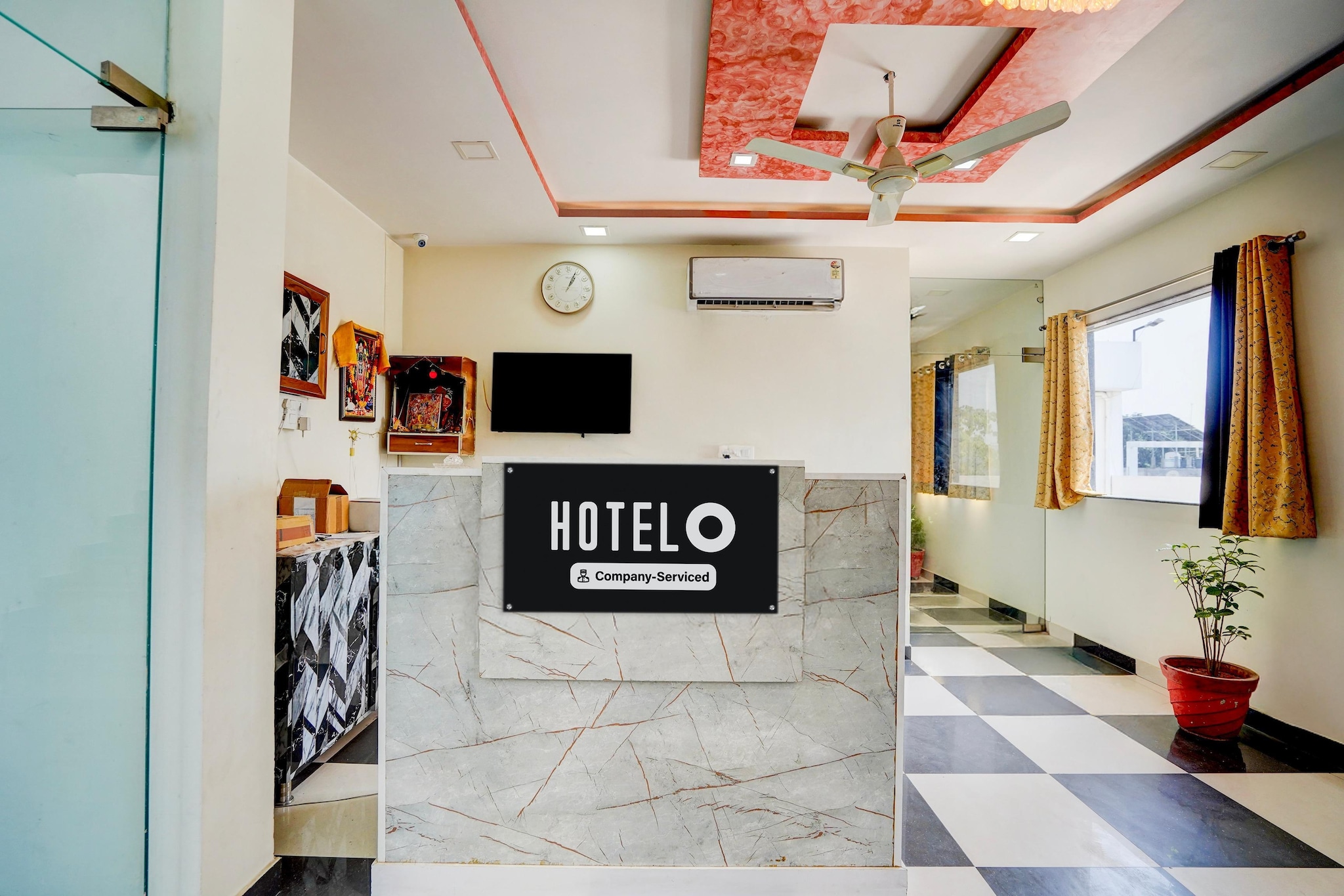 Ground floor: (bedroom(double bed, TV, seating area, air conditioning, telephone), bathroom(bathtub or shower, shower, washbasin, toilet, Towels incl., shampoo, body soap, hot water))
