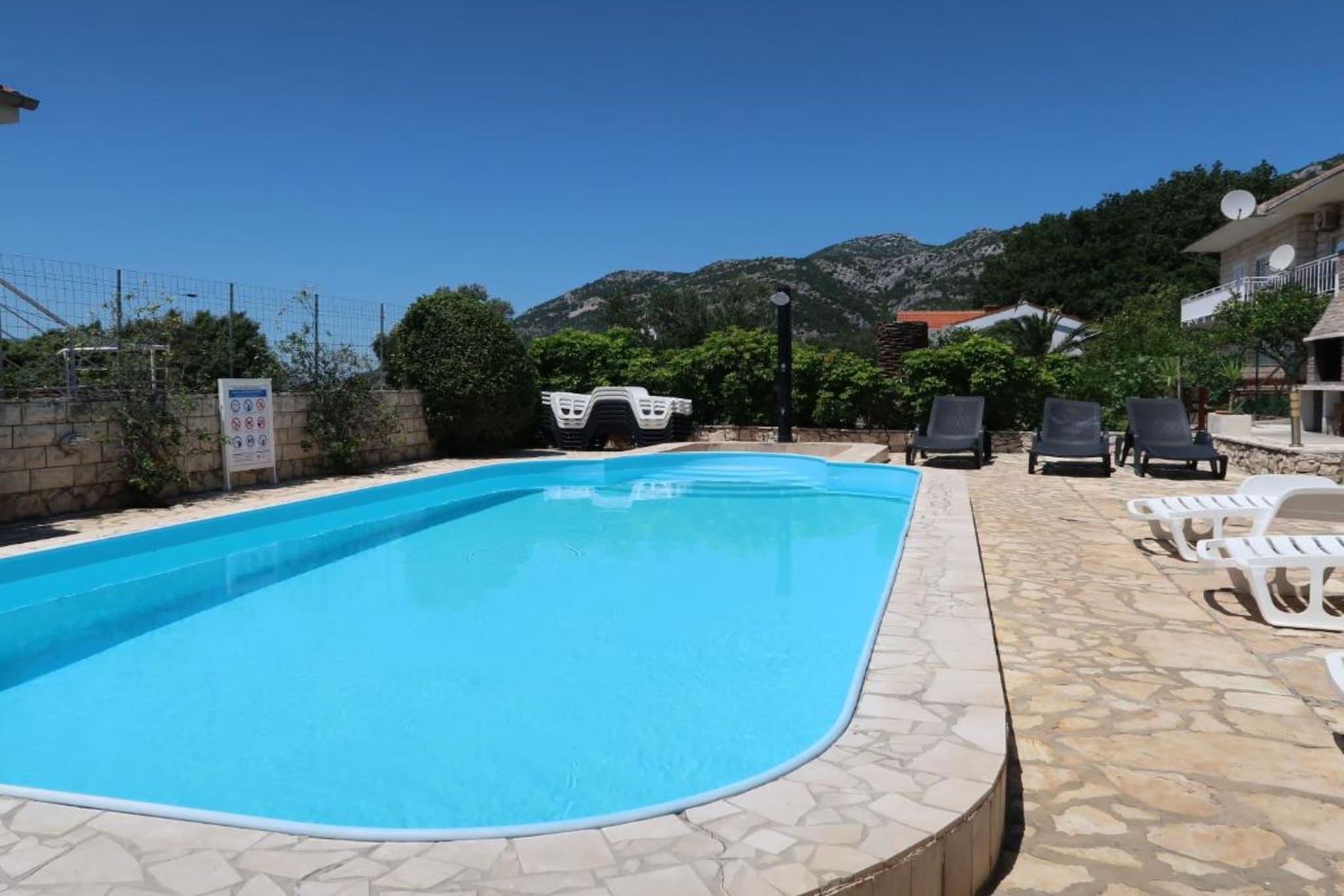 Sunset Bay Villa - Four Bedroom Holiday Home  with Terrace - Zwembad
