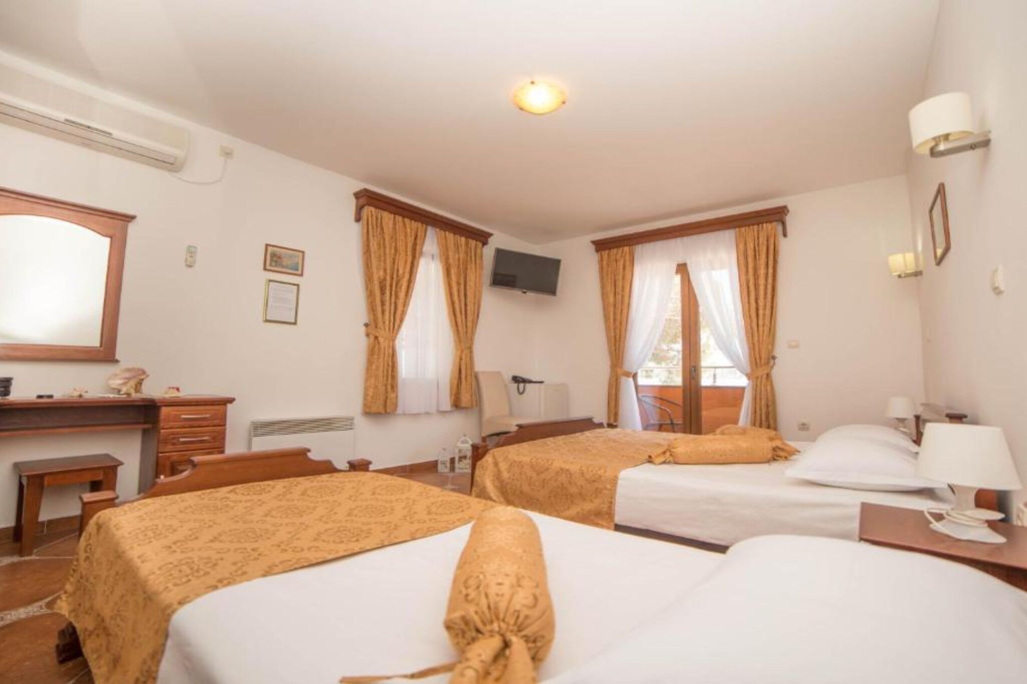 Fiammanti Hotel Montenegro-Triple Room with Balcony and Sea View 2 - Slaapkamer