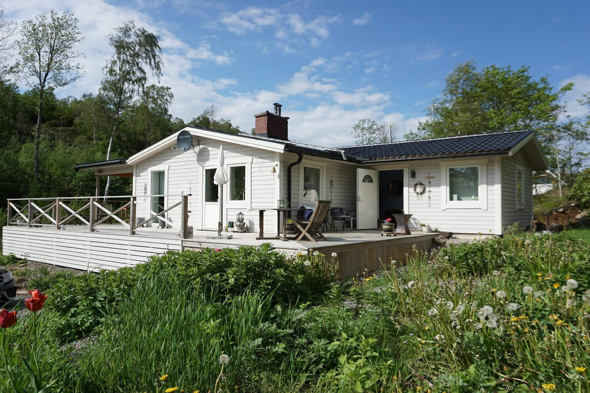 Welcome to this charming house in Bräcke, located outside Kärna - a quiet and natural location only about 30 minutes by car from both Marstrand and Gothenburg. A winding gravel road leads to the house where you are greeted by beautiful nature, tranquility and the chirping of birds. Here you live on a natural plot with lovely grassy areas in a smaller cottage area. This with proximity to the sea, beaches and cliffs, while services and entertainment are within easy reach. The house is about 90 square meters and offers up to five sleeping places divided into two bedrooms and a glazed conservatory (winter-covered) with a sofa bed. One of the bedrooms has a double bed and the other a single bed, and there is also the possibility of extra sleeping space with a thick, inflatable mattress. The layout is pleasant with a welcoming entrance floor where you are immediately greeted by a fully tiled and fresh bathroom with shower and toilet. The kitchen is fully equipped with, among other things, a fridge, freezer, stove, dishwasher and has a dining area and access to the large balcony, and next to it is a cozy living room with a TV and a wood-burning stove that warms you during cooler evenings. On the right side there is another bedroom and a fantastic winter-equipped conservatory with large sliding glass panels from floor to ceiling - one of the real highlights of the house where you can enjoy both sunny days and warm evenings in comfortable lounge furniture. The terrace is generous, about 70 square meters, and offers several seating areas both under cover and in the sun, as well as a SPA bath and barbecue facilities. The plot is large and close to nature with grassy areas and surrounding forest where wildlife is abundant. An additional house is being built on the plot, which means some impact on the garden, and therefore supervision of younger children is recommended. In the basement, which is currently being renovated, there is a washing machine and an extra shower that can be used. The area around Bräcke is known for its ancient remains from the Stone Age and its rich animal and bird life. Nearby there are several nice excursion destinations and swimming spots, such as Kovikshamn (4.8 km) and Sundhammars badplats (4.2 km) a family and child-friendly sea bath with a bathing jetty, sandy bottom and fine rocks for sunbathing, picnicking and canoe rental. Vedhall (3.6 km) offers spectacular views of the Sälofjord, Marstrand and Ryskärsfjord. Here you can paddle along small islands, a real west coast landscape. Only about 10 km away is Tofta Herrgård with a nature reserve, horse riding and golf, and within 15–16 km you reach Marstrand with its historical charm, sailing life and the mighty Carlsten Fortress. Kungälv, (about 7 km) offers shopping, restaurants and attractions such as Bohus Fortress, while Gothenburg's wide range of entertainment such as Liseberg and Universeum can be reached in about 40 minutes by car. For everyday needs, there is a convenience store and gas station only 3 km from the house. Tjörn and Orust are within easy reach and offer culture in Pilane, salty swimming, coastal hiking and charming fishing villages to explore. This is a perfect accommodation for those of you who are looking for peace and nature, but at the same time want to be close to the sea, activities and city life on the west coast. Welcome to a cozy accommodation on the west coast with the sea and experiences within easy reach!