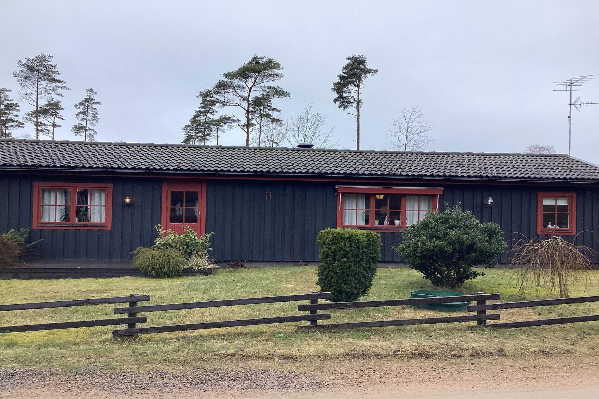 A pleasant and well-planned holiday home in a smaller cottage area. Very close by is the Tönnersa nature reserve and beach. The area is framed by agricultural landscape and forest area. Enjoy warm summer evenings in the cottage's sheltered courtyard. In the area there is a shared boules court and playground. From the entrance at the back of the house and courtyard there is the hall and a bathroom with shower. The heart of the house is a spacious open living room with comfortable seating and TV. Adjacent is the dining area and the open well-equipped kitchen. One bedroom has a double bed, one has a single bed and an armchair bed. Another bedroom has an armchair bed. The house has a lovely courtyard with a covered terrace. Here you can enjoy the peace and quiet with your morning coffee and evening meal. The beautiful and varied stretch of coast from the outlet of the Lagan in the south to Laxvik in the north offers both varied beaches and beautiful walking and cycling paths through nature conservation areas. The nearby nature reserve has a fantastic nature with rolling dunes and sparkling sea. Within easy reach is Laholm, which has a cozy center with small shops, cafes and restaurants. Here, the Lagan winds around the city and there is fine salmon fishing and a smokehouse with a restaurant. A short drive away you have Mellbystrand with its beach hotel and its small shops and restaurants. To the south, the settlement transitions to Skummeslövstrand with a summer center with several restaurants, a shop and a bakery. Just south of that, you reach Bjärehalvön with all its picturesque summer villages and not least Båstad, the wonderful tennis metropolis. To the north, you can easily reach Halmstad with its fantastic beaches in Tylösand, its wide range of entertainment and all the golf courses. The nearest golf course is Tönnersjö Gk.