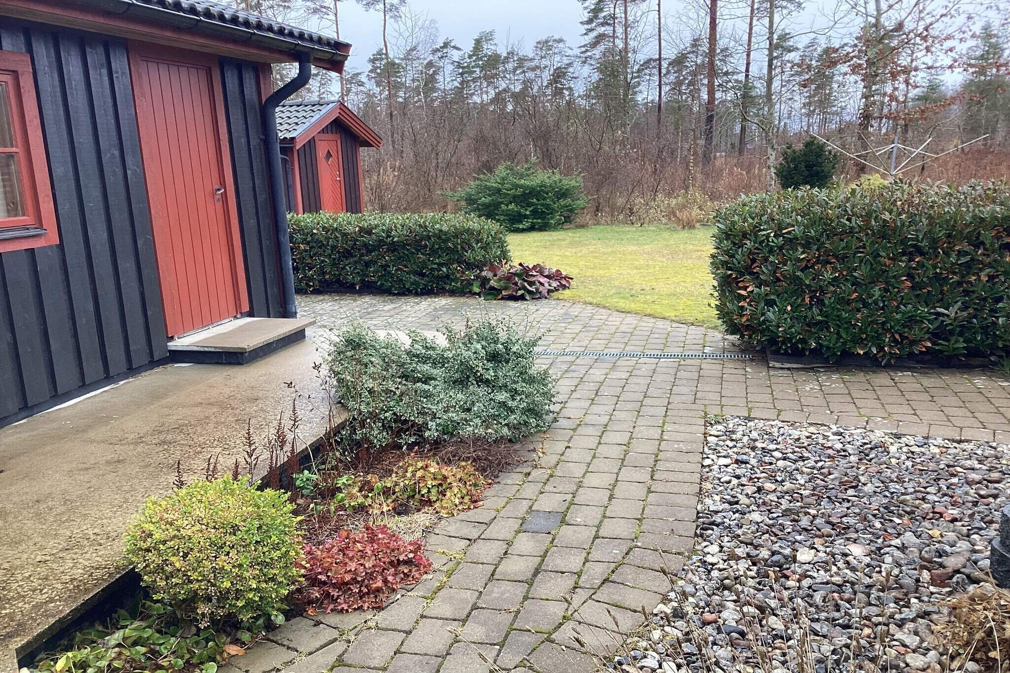 Kitchen(cooker(electric), coffee machine, dishwasher), Living/bed room(TV(swedish TV channels)), bedroom(double bed), bedroom(single bed, single folding bed), bedroom(single folding bed), bathroom(washbasin, shower, toilet), balcony, heating(electric), terrace, garden, garden furniture, parking