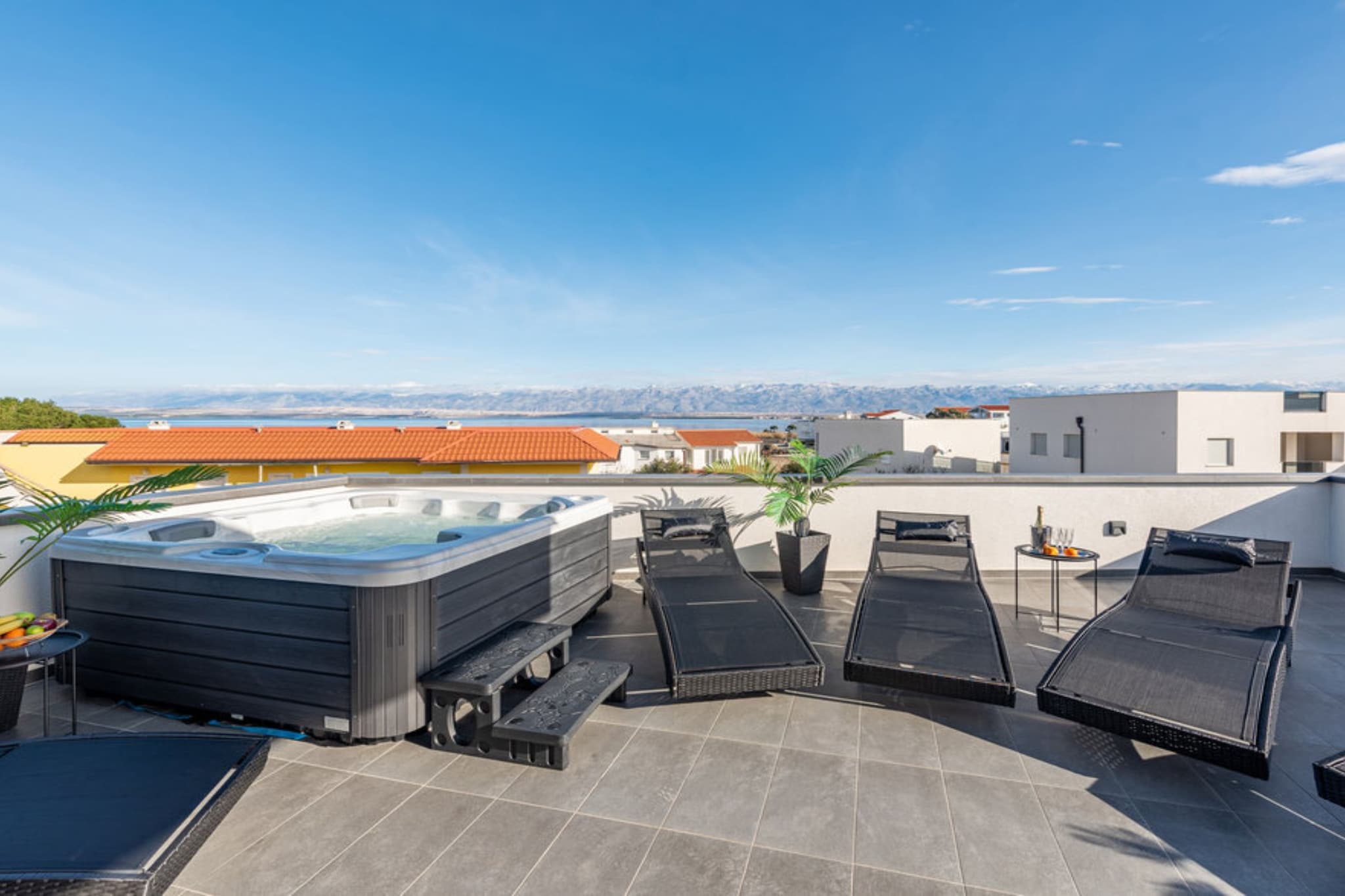 Marilona Welle Apartments Vir - De Luxe Three Bedroom Apartment with  Hot-Tub - Zwembad