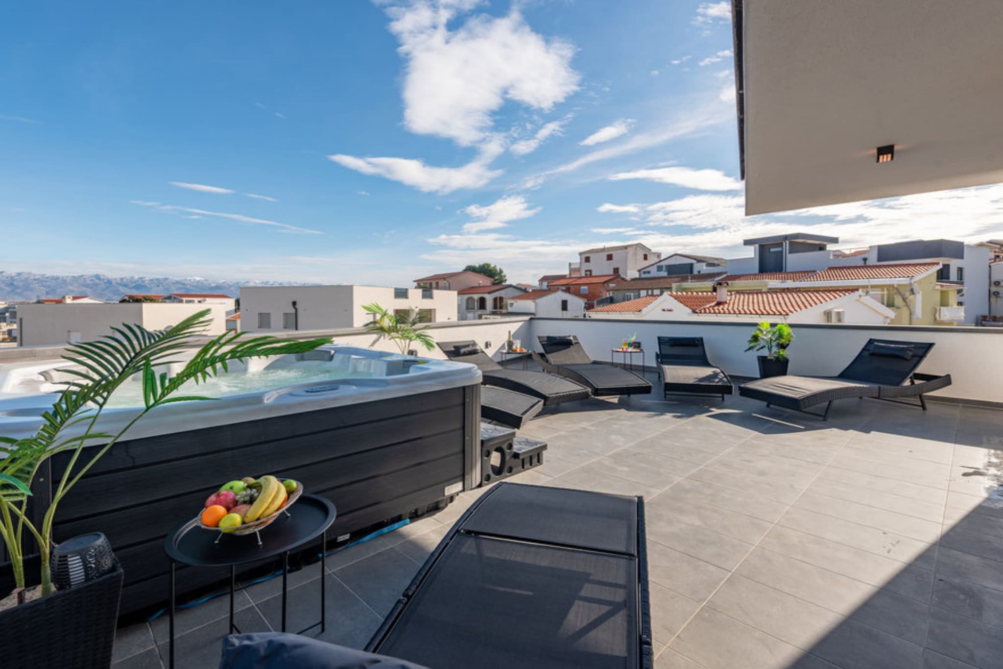Marilona Welle Apartments Vir - De Luxe Three Bedroom Apartment with  Hot-Tub - Zwembad