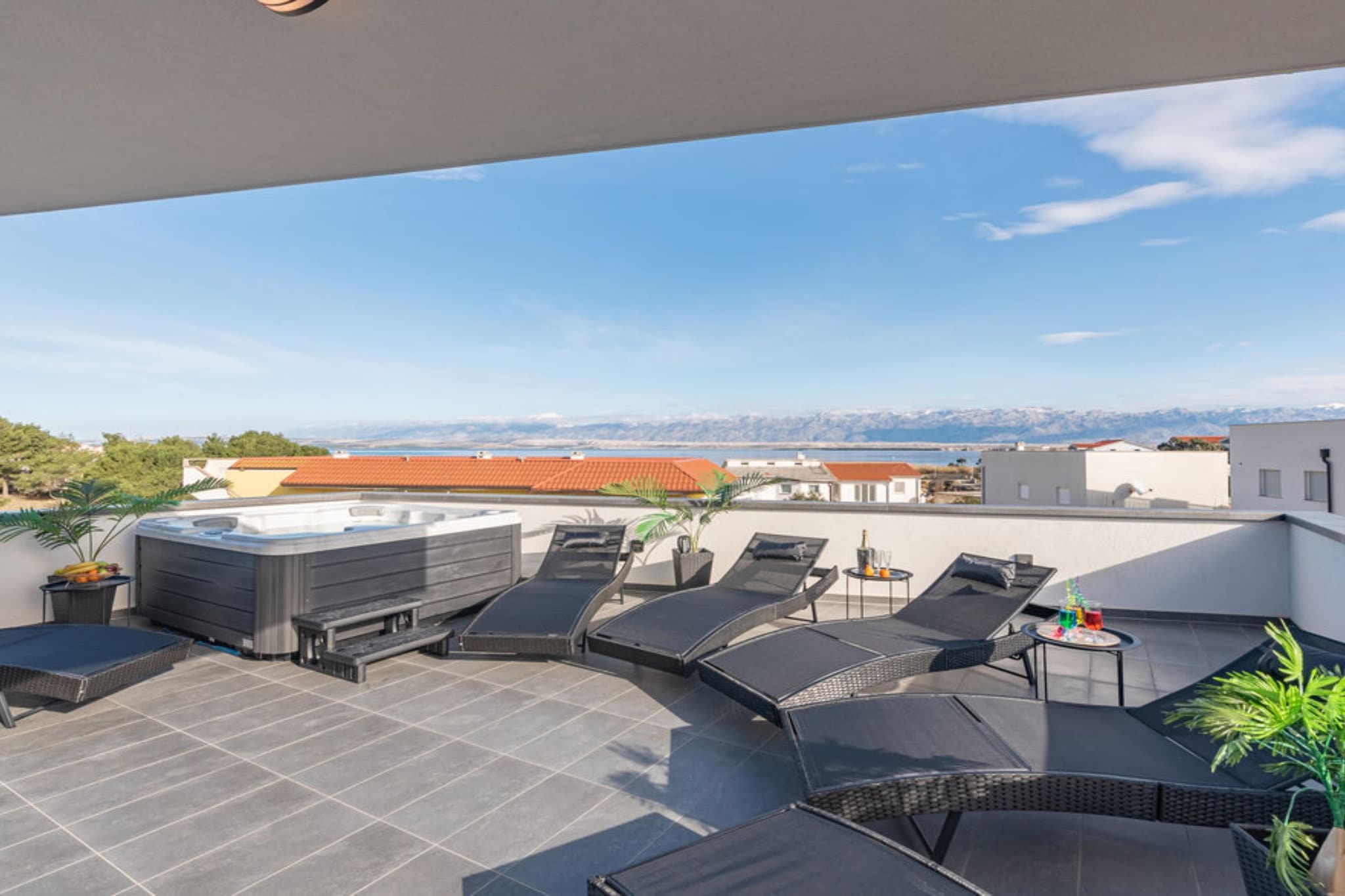 Marilona Welle Apartments Vir - De Luxe Three Bedroom Apartment with  Hot-Tub - Zwembad