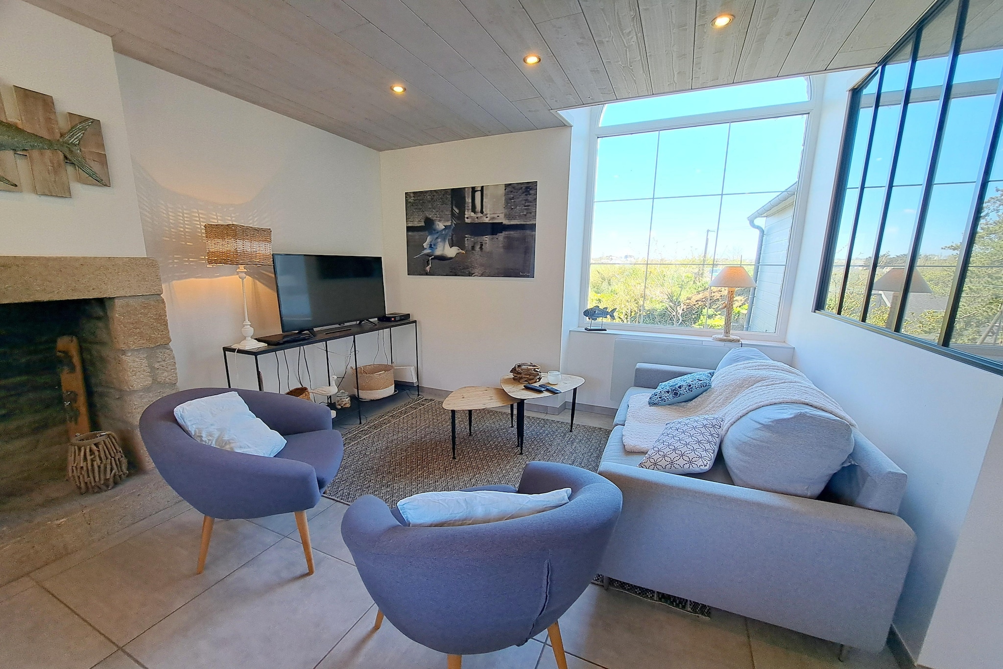 A breathtaking panoramic view of the sea, the beach, and the bay. Just 100 meters from the beach with direct access from the terraced garden. This stone house, newly restored in an original, modern style, features comfortable furnishings. Enjoy breakfast on the terrace each morning with croissants and baguettes while taking in the fantastic sea view. The bedroom on the lower level, also with a sea view, has direct access to a small private terrace and the garden.

The fireplace/stove shown in the photos is not functional and is for decorative purposes only. The property is not suitable for small children due to its terraced layout and lack of fences.

Plonevez-Porzay is known for the chapel in Ste. Anne la Palud, a pilgrimage site where a procession takes place every year on the last weekend of August. Discover the rugged coastline with a walk along the coastal path, which connects fine sandy beaches with rocky shores and offers magnificent views of the Bay of Douarnenez. The Pointe de Trefeuntec, the dunes of Sainte-Anne-la-Palud, and the large sandy beaches of Kervel and Sainte-Anne are further attractions of this small municipality. The magnificent location of the wide, gently sloping sandy beach at low tide is a must for land sailing enthusiasts. We recommend a visit to the former sardine port of Douarnenez, with its numerous pubs and specialty restaurants. On the way there, be sure to visit the medieval village of Locronan, which is considered one of the most beautiful villages in France and has been the setting for numerous films. The artists' town of Pont-Aven, with its many art galleries, is also worth a visit.




















...