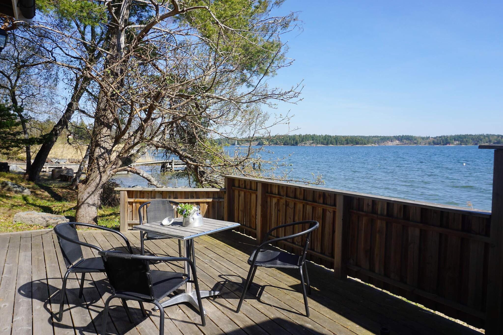 Welcome to a charming little cottage right by the sea in beautiful Åkersberga, in the heart of Roslagen. Here you live with a fantastic sea view and the sea as your closest neighbor! On a sloping plot you will find this cottage leafily nestled among the trees next to the shore with a lovely wooden deck and a calming view of the sea. The cottage has an open and social layout where the living room and a small kitchen meet in a bright and pleasant environment with a view of the sea. The bedroom is equipped with a bunk bed and sofa bed in the living room. Small bathroom with Cinderella incineration toilet. An additional bed is available in a separate small guest cottage, ideal for those who want a little privacy, located a little further away by the jetty. Wooden deck right next to the lapping of the water, a perfect place for morning coffee or long summer evenings. As a guest you also have access to a shared beach and jetty that is shared with the owner - perfect for swimming and relaxing by the sea. If you want to take a trip with the Canadian, you are more than welcome to do so, life jackets are available to rent from the owner on site. The owner has his summer house a little higher up on the property. Pets may be okay to bring on request. Here you live in the middle of Roslagen's magical nature, while services, restaurants and shops in central Åkersberga are only a short drive away. Beautiful archipelago nature with nice walking trails. A perfect place for those of you who want to wake up to the sound of the sea and feel the calm arrive! A warm welcome to this summer gem!