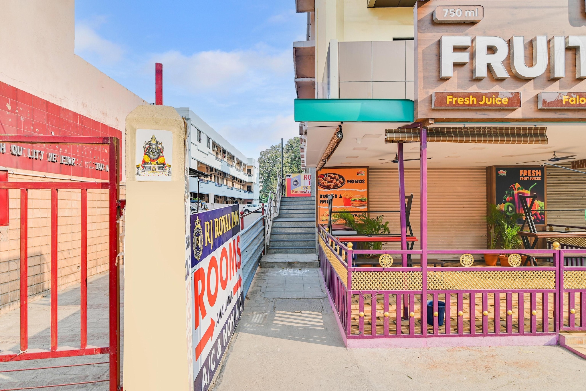 Ground floor: (bedroom(double bed, TV, seating area, air conditioning, telephone), bathroom(bathtub or shower, shower, washbasin, toilet, Towels incl., shampoo, body soap, hot water))