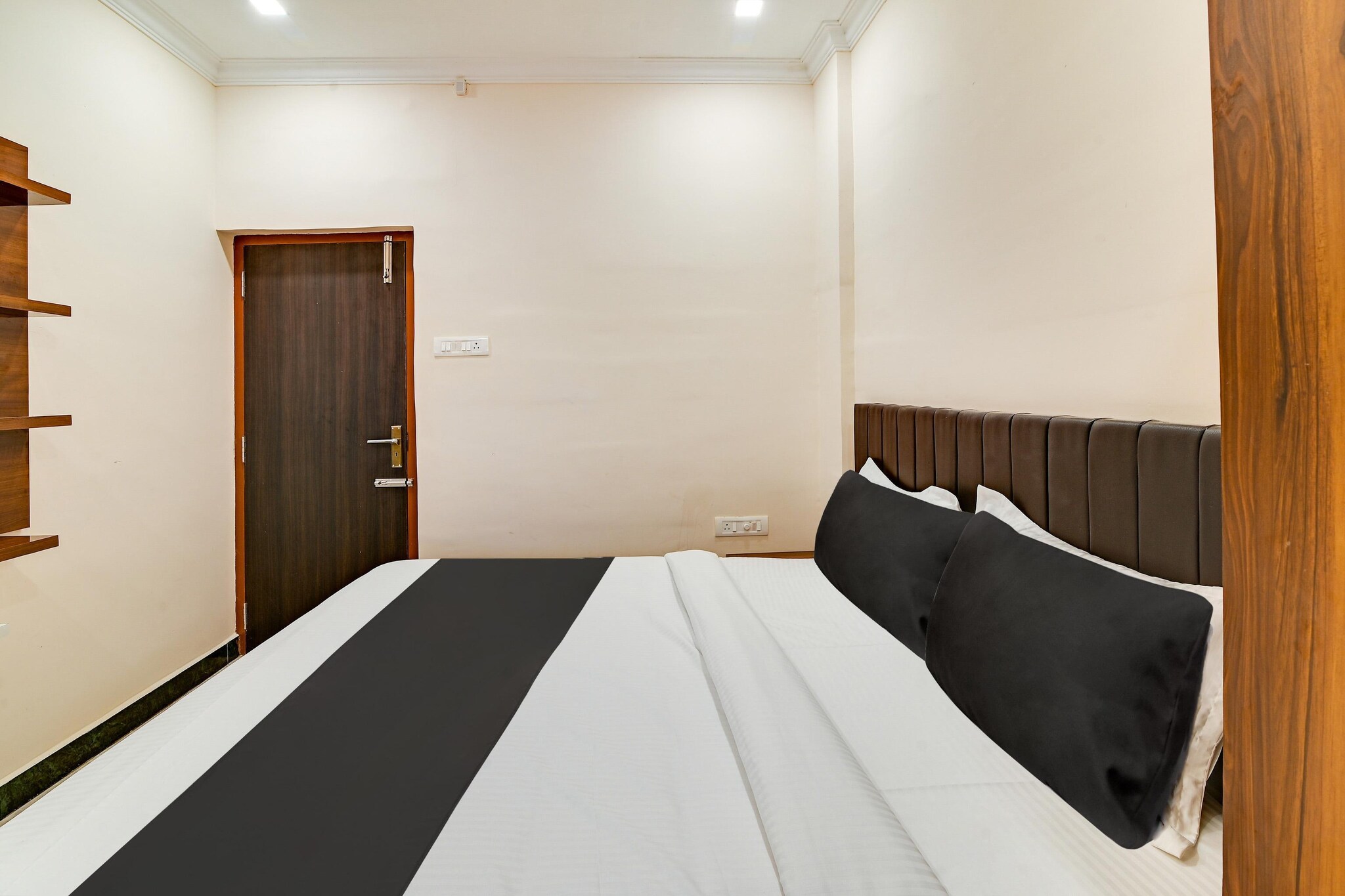 Unmarried couples are warmly welcome at this property.
Guests with local ID proof are warmly welcome.
Complimentary early check-in – Subject to availability.
Check-in is only available to guests aged 18 and above. Please provide a government-issued ID to confirm your age.