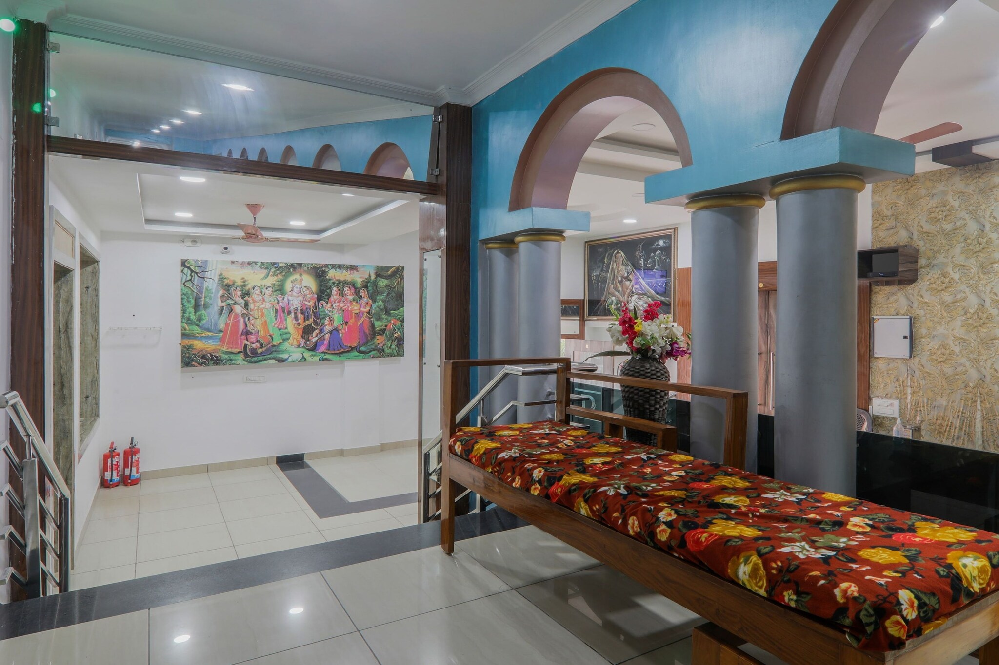 Ground floor: (bedroom(double bed, TV, seating area, air conditioning, telephone), bathroom(bathtub or shower, shower, washbasin, toilet, Towels incl., shampoo, body soap, hot water), parking)