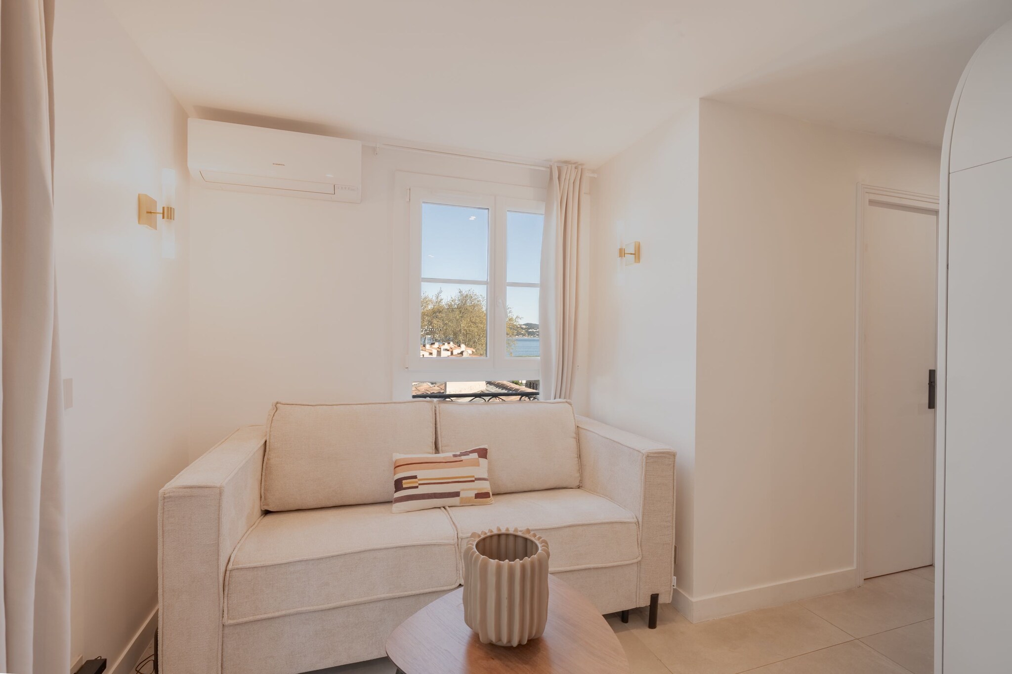 📌 Discover this charming studio, ideally located in Saint-Tropez, just a stone’s throw from the beaches and the town centre. Bright and practical, it offers a pleasant setting with a balcony and sea views, perfect for a holiday in the sunshine of the French Riviera. Just a short walk from restaurants, shops and entertainment, you’ll be able to soak up the Saint-Tropez atmosphere to the full.