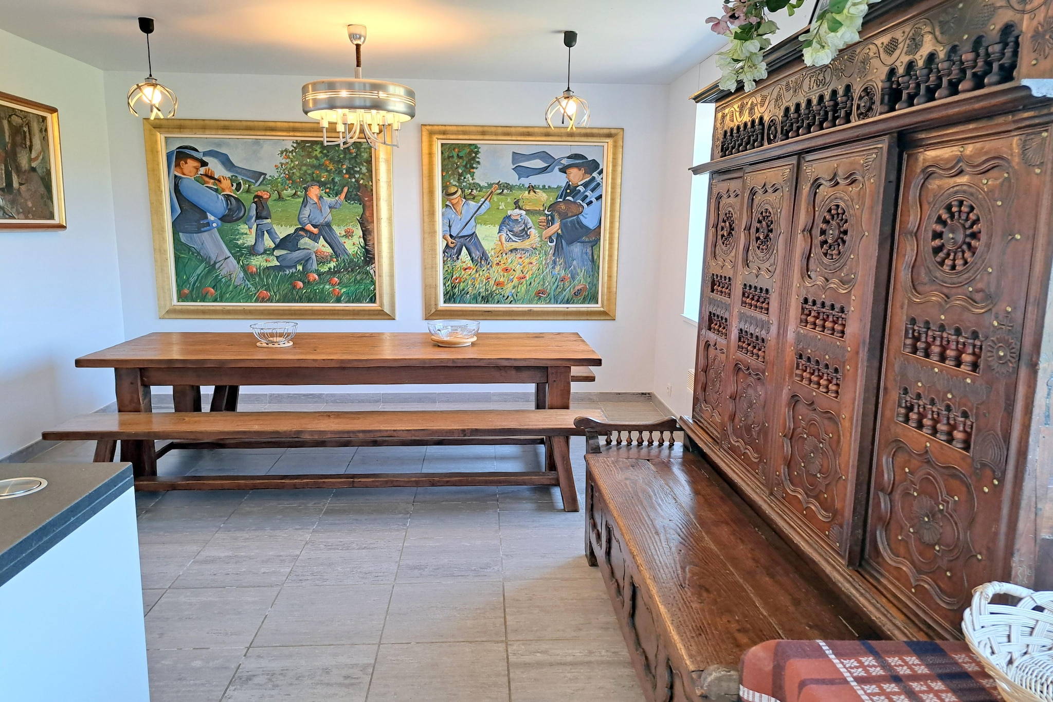 Ground floor: (hall, Living room(TV(satellite, german television channels), fireplace, seating area), dining room(dining table), open kitchen(electric kettle, toaster, cooker(4 ring stoves, gas), hood, coffee machine, oven, microwave, dishwasher, fridge-freezer), bathroom(shower), toilet)\n\nOn the 1st floor: (bedroom(double bed(140 x 190 cm)), bedroom(double bed(160 x 190 cm)), bedroom(double bed(160 x 190 cm)), bedroom(single bed(120 x 190 cm), single bed(120 x 190 cm)), bedroom(3-person bunk bed(90 x 190 cm, 140 x 190 cm)), bathroom(bath tub), toilet)\n\ncot, heating(electric), terrace(40 m2), garden(2500 m2), garden furniture, sun loungers, BBQ, parking, parasol, high chair