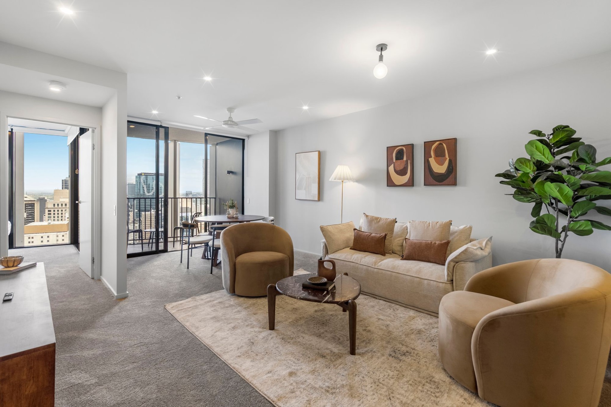 Bright Apartment with Pool and Gym Access