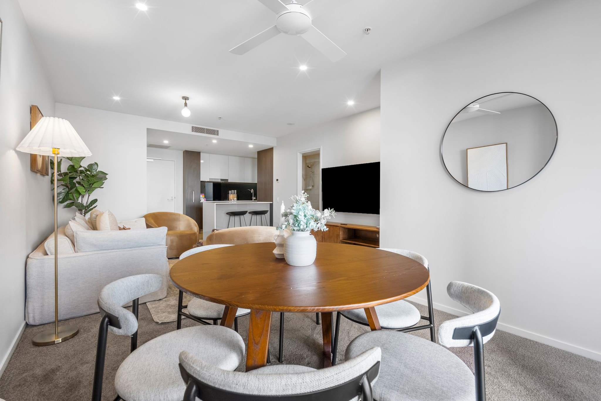 Bright Apartment with Pool and Gym Access