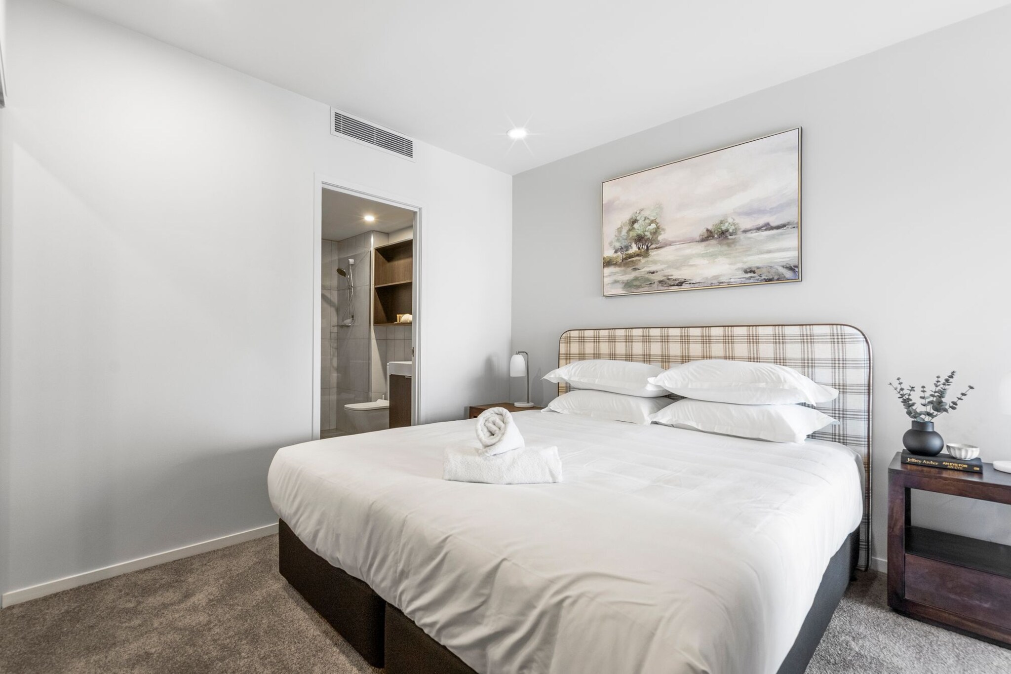 Bright Apartment with Pool and Gym Access