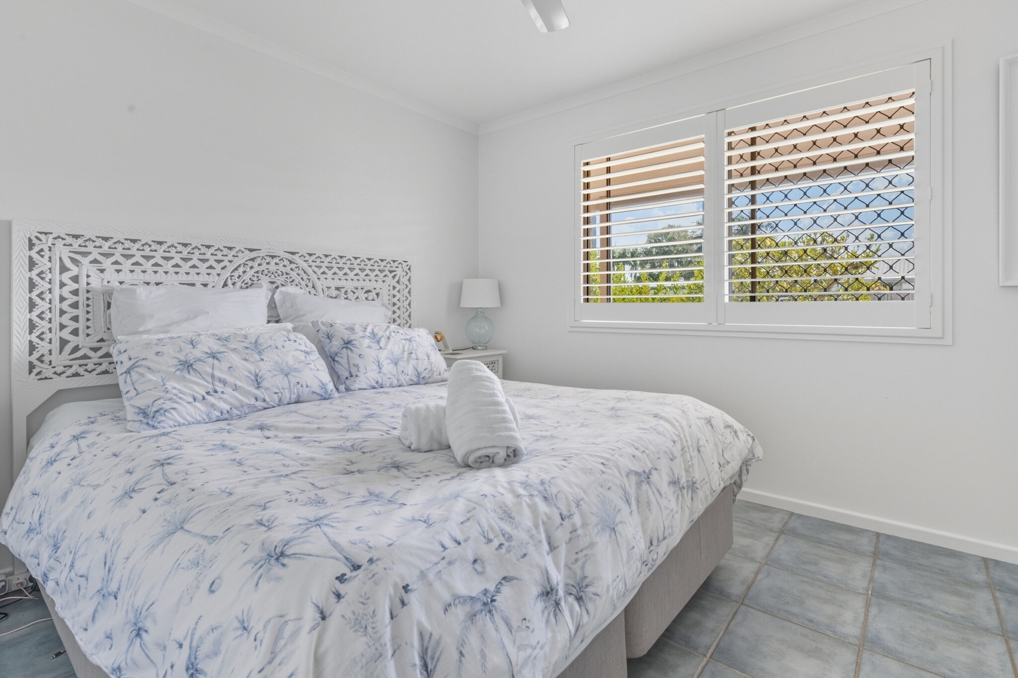 Bed Linen, Fan, Hot Water, Internet Access DSL, Wardrobe, Living room(TV), Kitchen(dining table, stove, electric kettle, toaster, coffee machine, oven, microwave, dishwasher, fridge, dishes and cutlery, Cooking basics, Coffee, Wine glasses), bedroom(double king size bed), bedroom(Queen Bed), bedroom(double bed), bathroom(tumble dryer, washing machine, heating, iron, hairdryer, Towels/Sheets (Incl.), shampoo, body soap, Essentials, Conditioner, Shower gel), First Aid, Beach, Play area, Long term stays allowed, Room-darkening shades