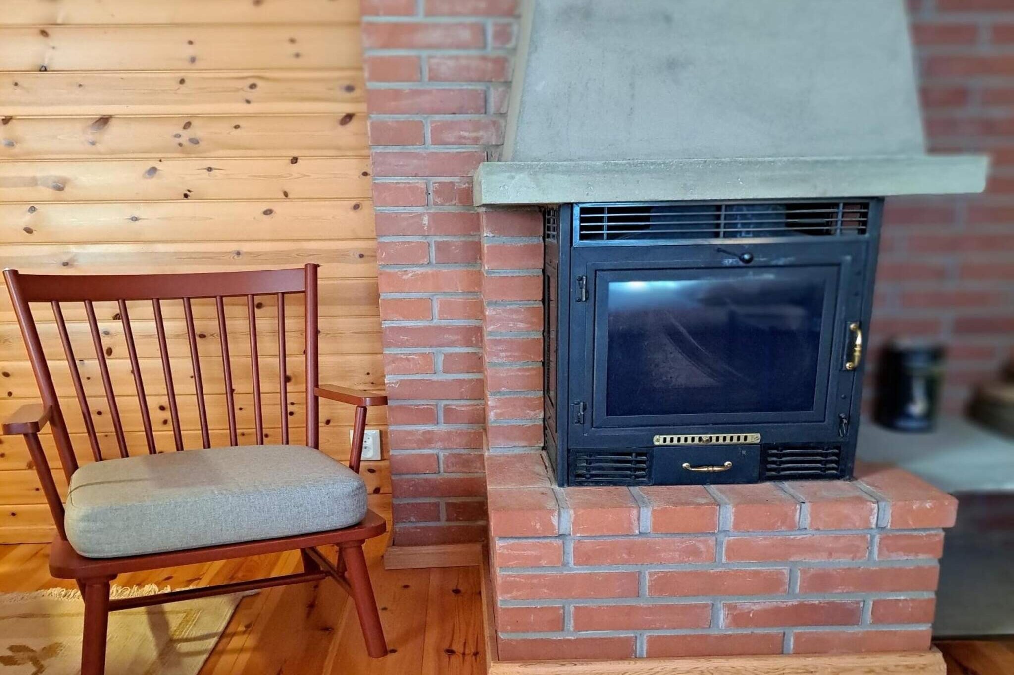 Kitchen(TV(swedish TV channels), cooker(electric), coffee machine, microwave, dishwasher), Living/bed room(double folding bed, TV(swedish TV channels)), bedroom(double bed), bathroom(washbasin, shower, toilet, washing machine), heating(electric)