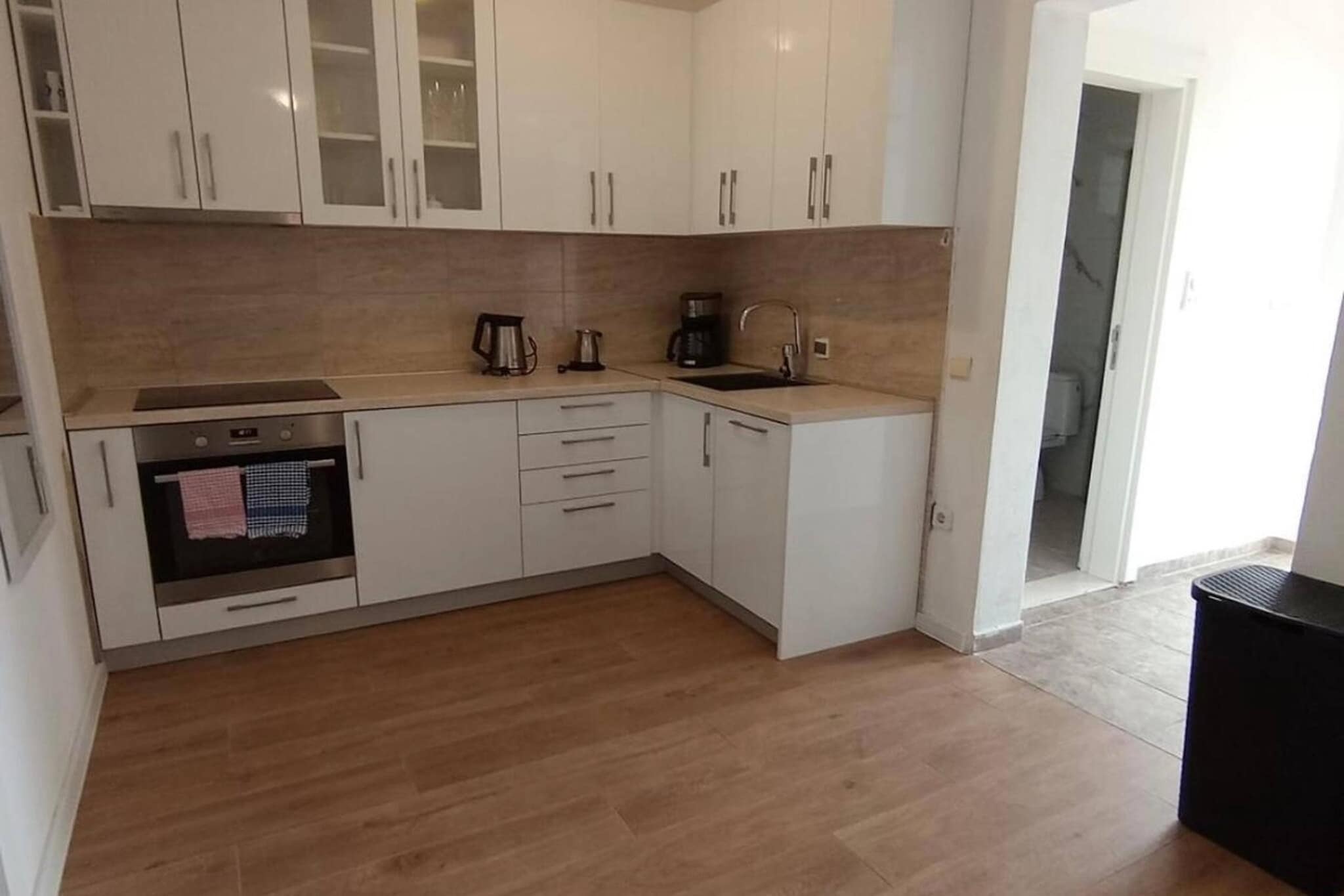 The apartment in Bar has 2 bedrooms and capacity for 6 persons. Accommodation of 43 m². The accommodation is equipped with the following items: washing machine, iron, internet (Wi-Fi), hair dryer, central heating, air-conditioned, garage in the same building, 1 TV. The kitchen, is equipped with kitchen utensils.