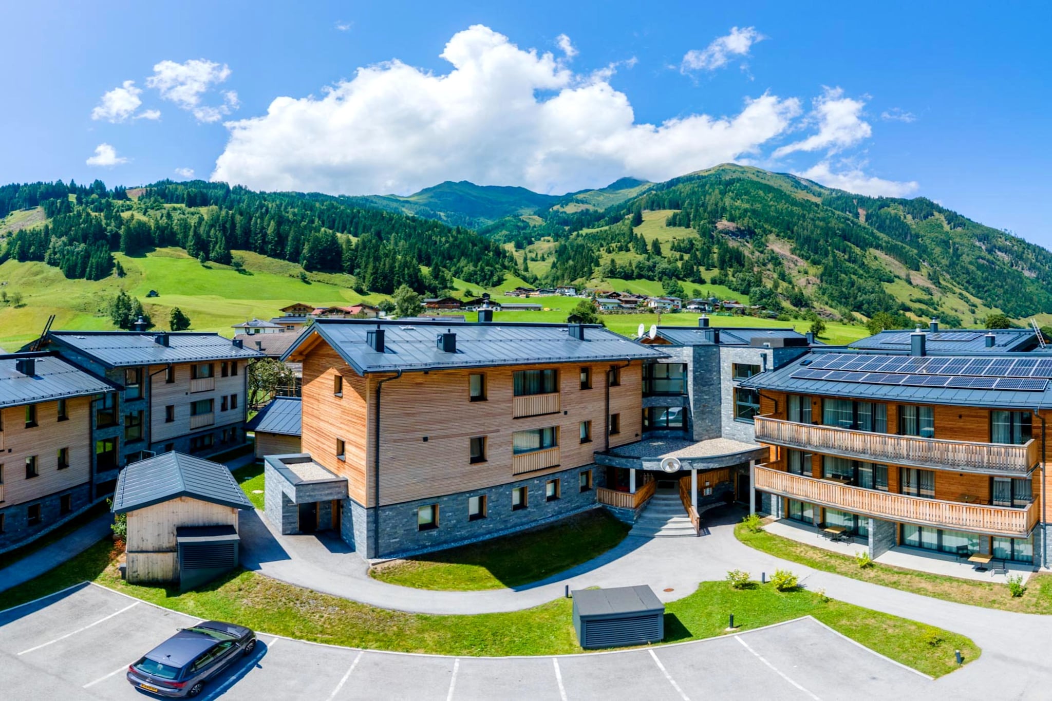 Alpinegold Residenz Kristallquelle Suite - Exterior in summer