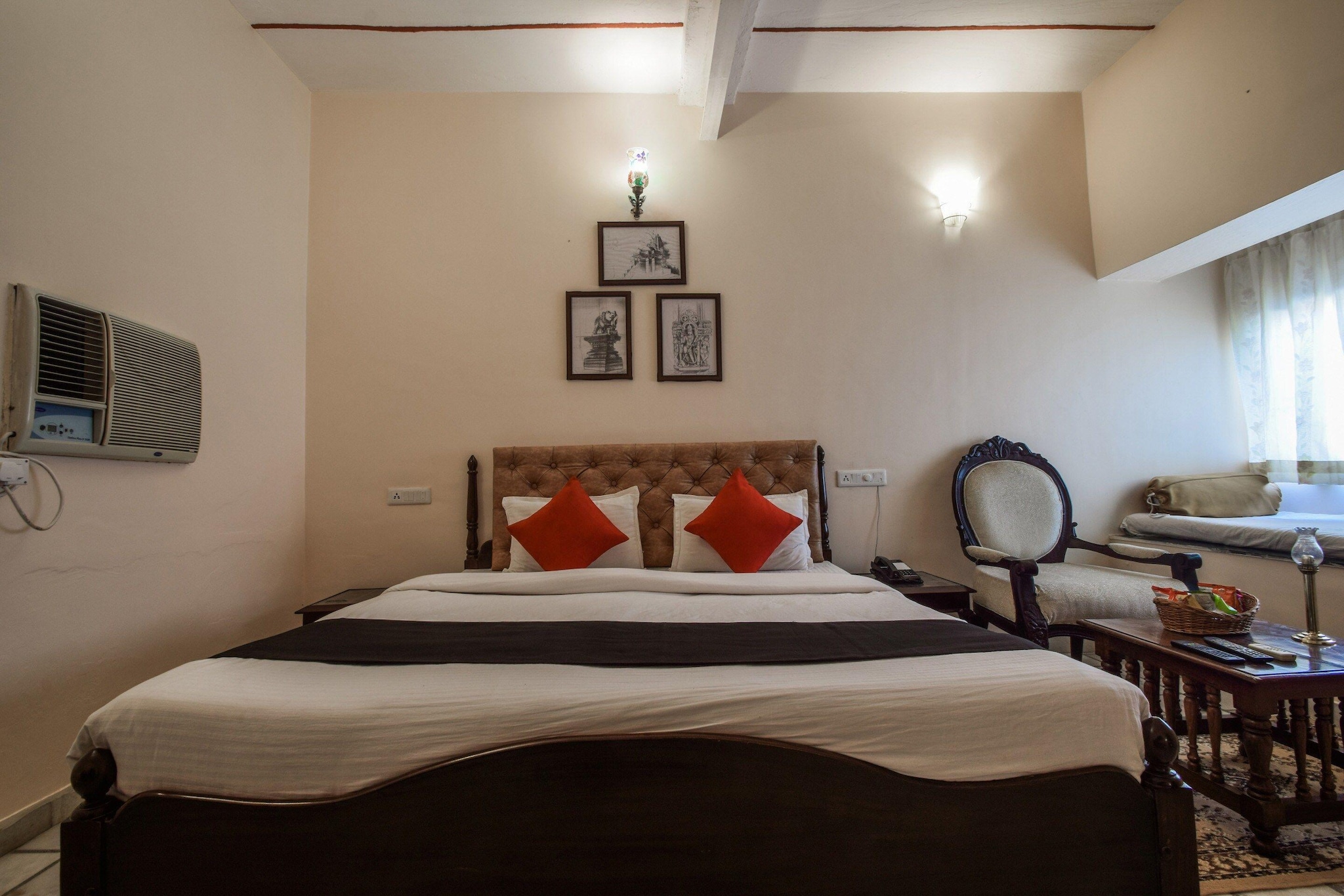 Ground floor: (Kitchen(electric kettle, coffee machine, microwave, dishwasher, fridge, dishes and cutlery), bedroom(double bed, TV, seating area, air conditioning, telephone), bathroom(bathtub or shower, shower, washbasin, toilet, Towels incl., shampoo, body soap, hot water), Parking, garden, swimming pool(shared with other guests), lift, Laundry Package incl.)