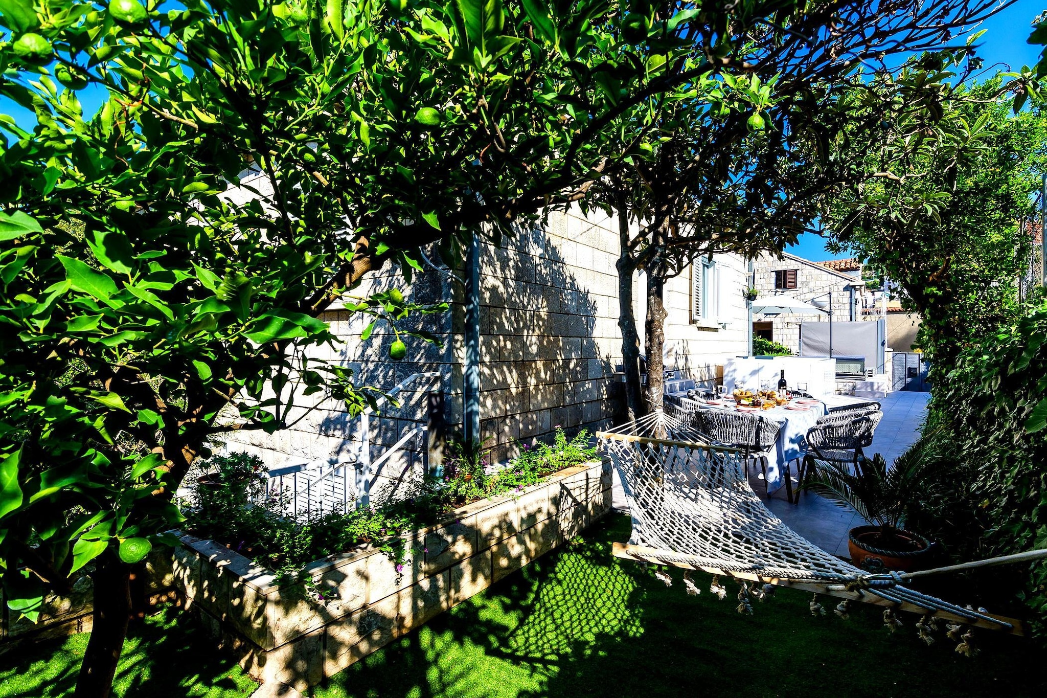 Villa Rustic stone - Jardins en été