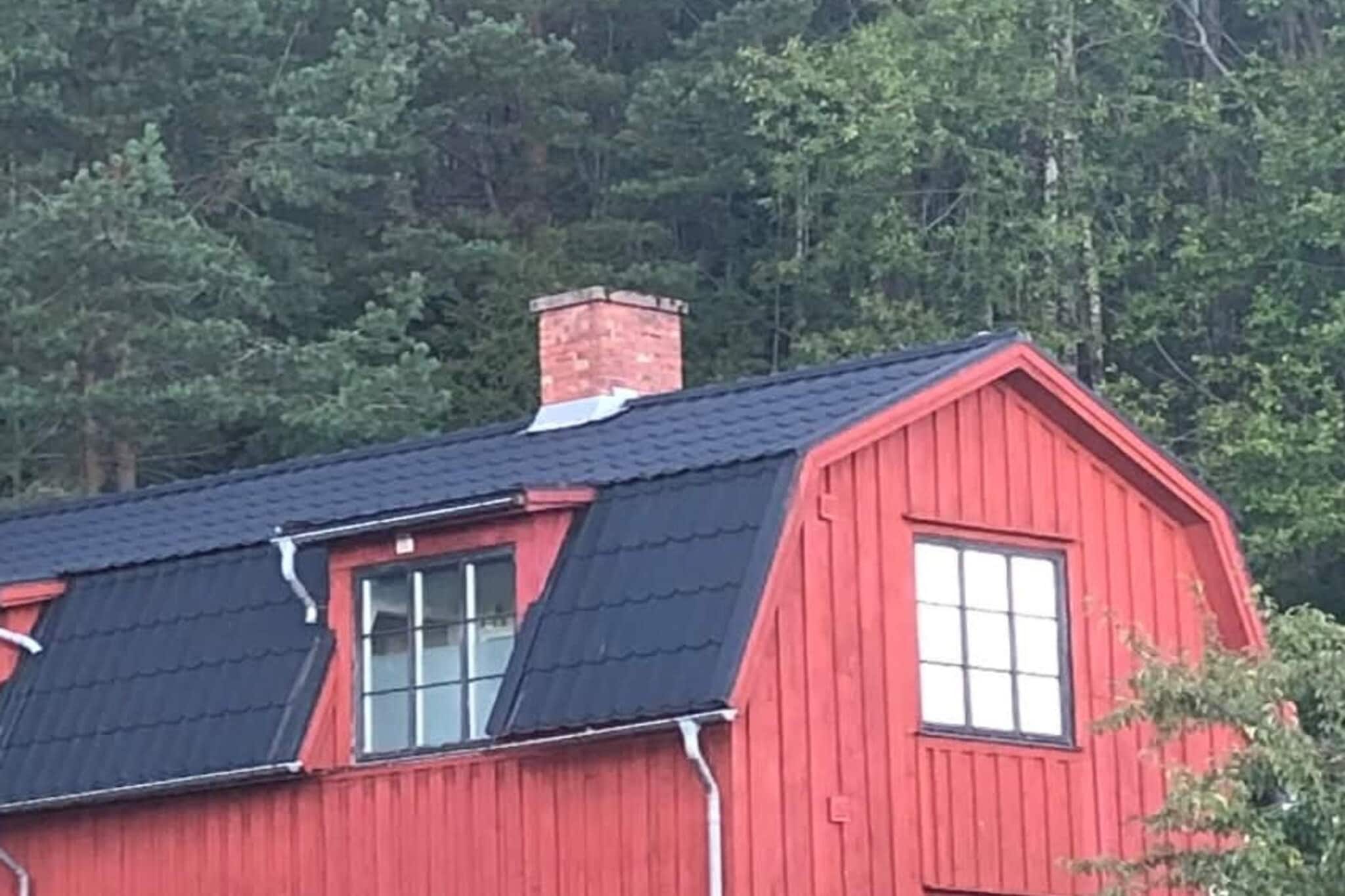 Welcome to this charming apartment on the upper floor with a separate entrance. Perfect starting point for wonderful excursions! In the immediate vicinity you can see the sparkling waters of Lake Lelången and you are close to everything that Bengtsfors has to offer. From the kitchen you are greeted by a calming view of the water, a perfect place for your morning coffee while the sun sparkles over the lake. The accommodation offers a wonderful combination of function and comfort. In the living room there are sleeping accommodations in the form of a double bed and an extra bed. The fireplace is for decoration and should not be used for heating. The bathroom is equipped with a toilet and shower. Access to the washing machine is in a separate laundry room downstairs and can be used after agreement with the owner. It is a shared plot with the owner, whose house is about 12 m away, however, your accommodation has its own separate part of the garden and the location is partially protected from view. Within easy walking distance, about 400 m away, you have the Sågudden bathing area. There are also several places in the municipality where you can rent a canoe and go out on the water. This is an accommodation that suits you if you are looking for peace, closeness to nature and a place to relax after a day of activities and exploration on the nice walking paths and cycle paths in the area.